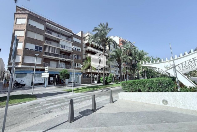 Appartement / flat - Tweedehands - Torrevieja -
                Puerto