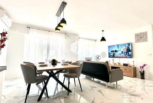 Appartement / flat - Tweedehands - Torrevieja -
                Punta prima