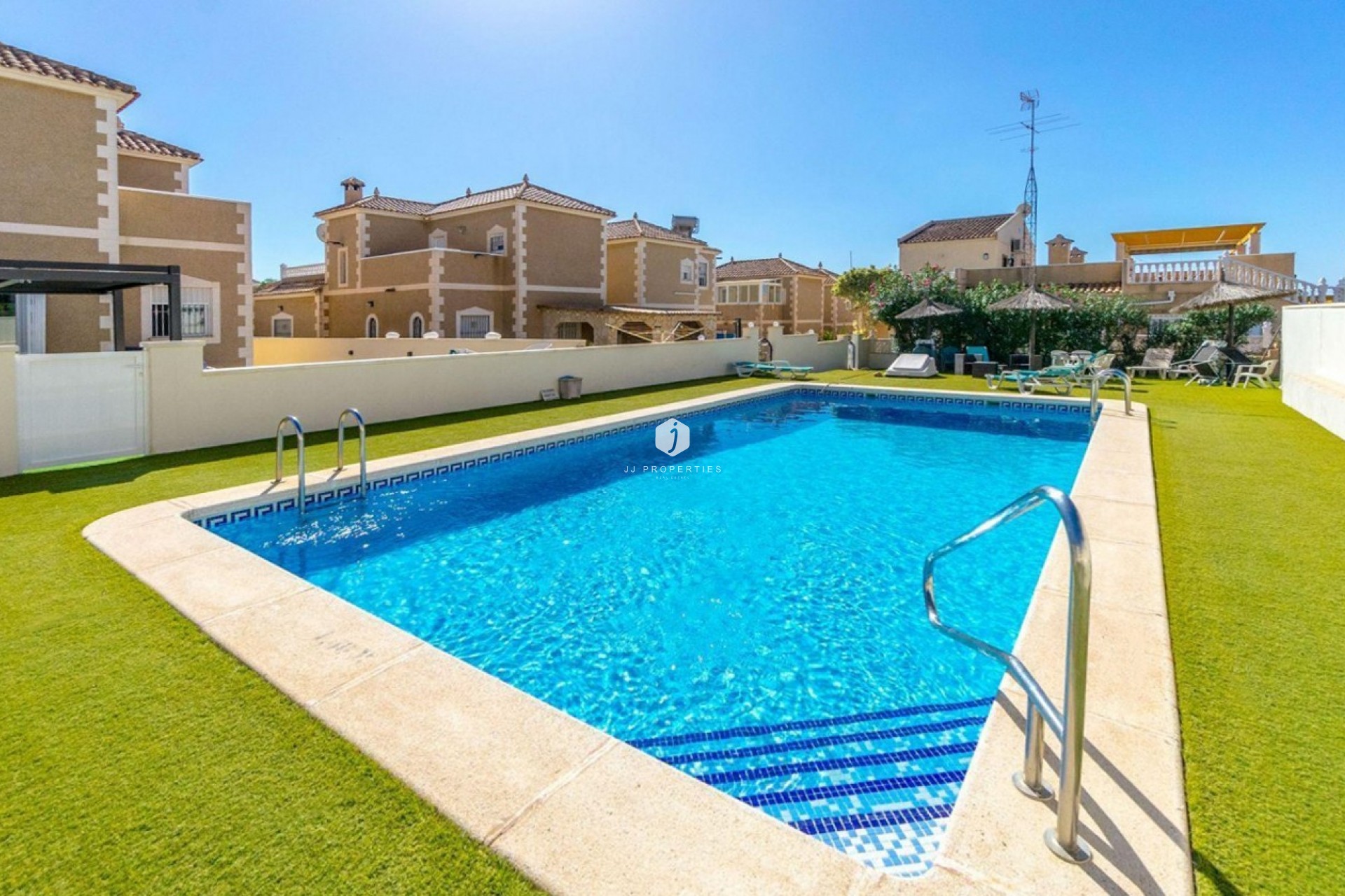 Aus zweiter Hand - Bungalow -
San Miguel de Salinas - Inland