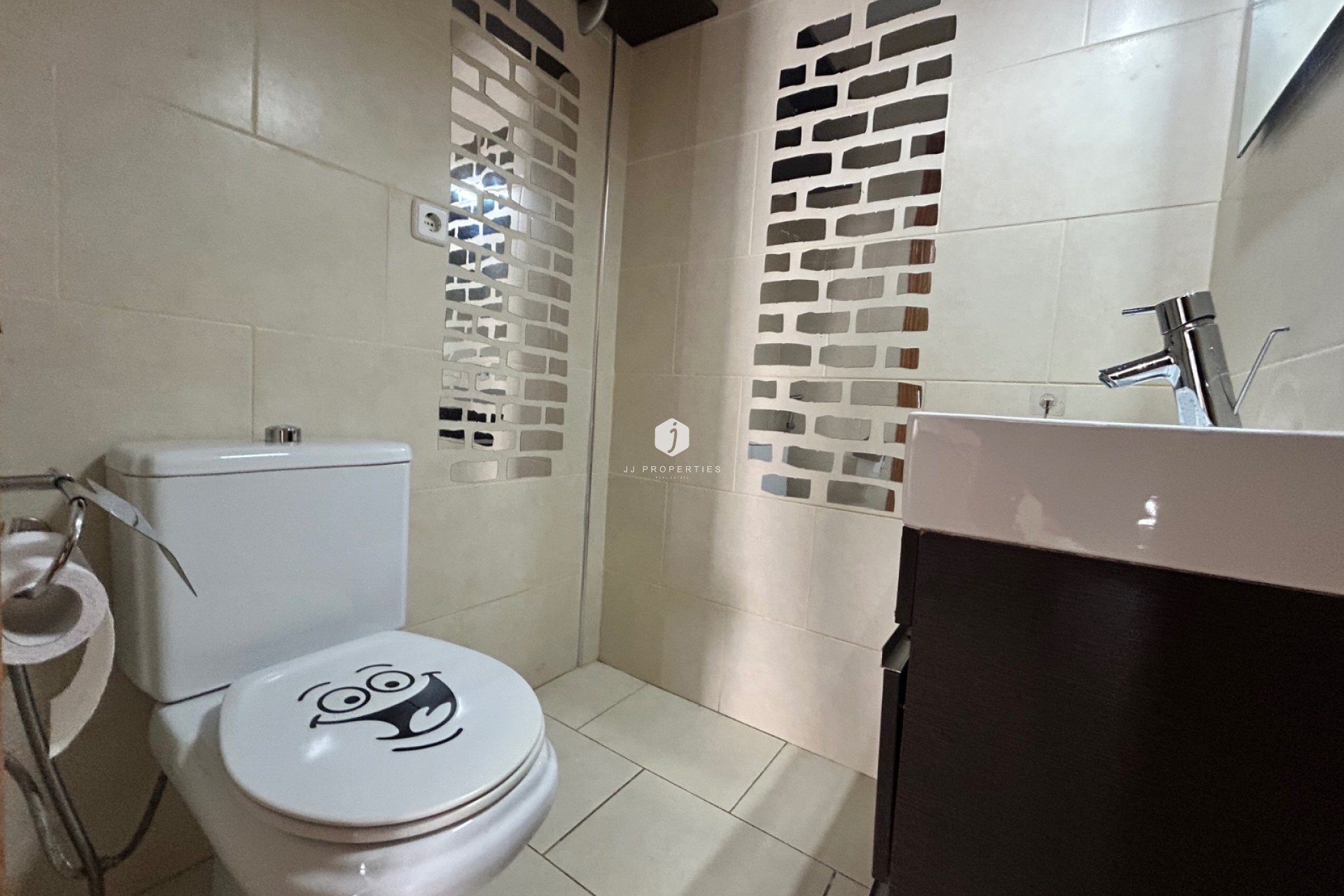 Aus zweiter Hand - Chalet -
El Chaparral - Inland