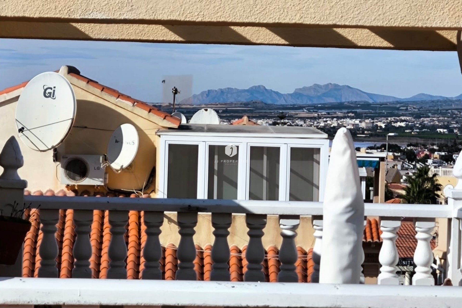 Aus zweiter Hand - Chalet -
El Chaparral - Inland