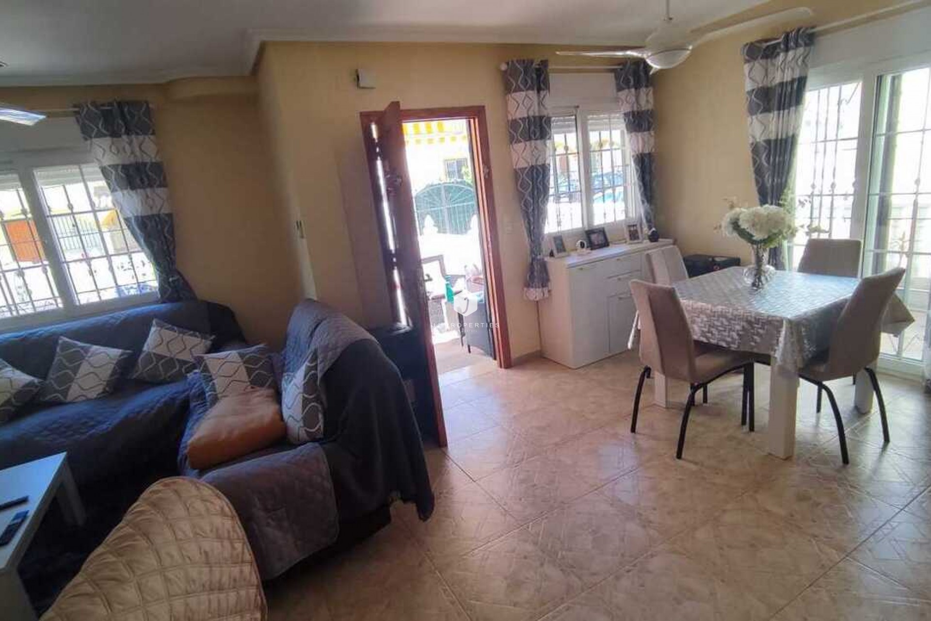 Aus zweiter Hand - Chalet -
Playa Flamenca - Costa Blanca