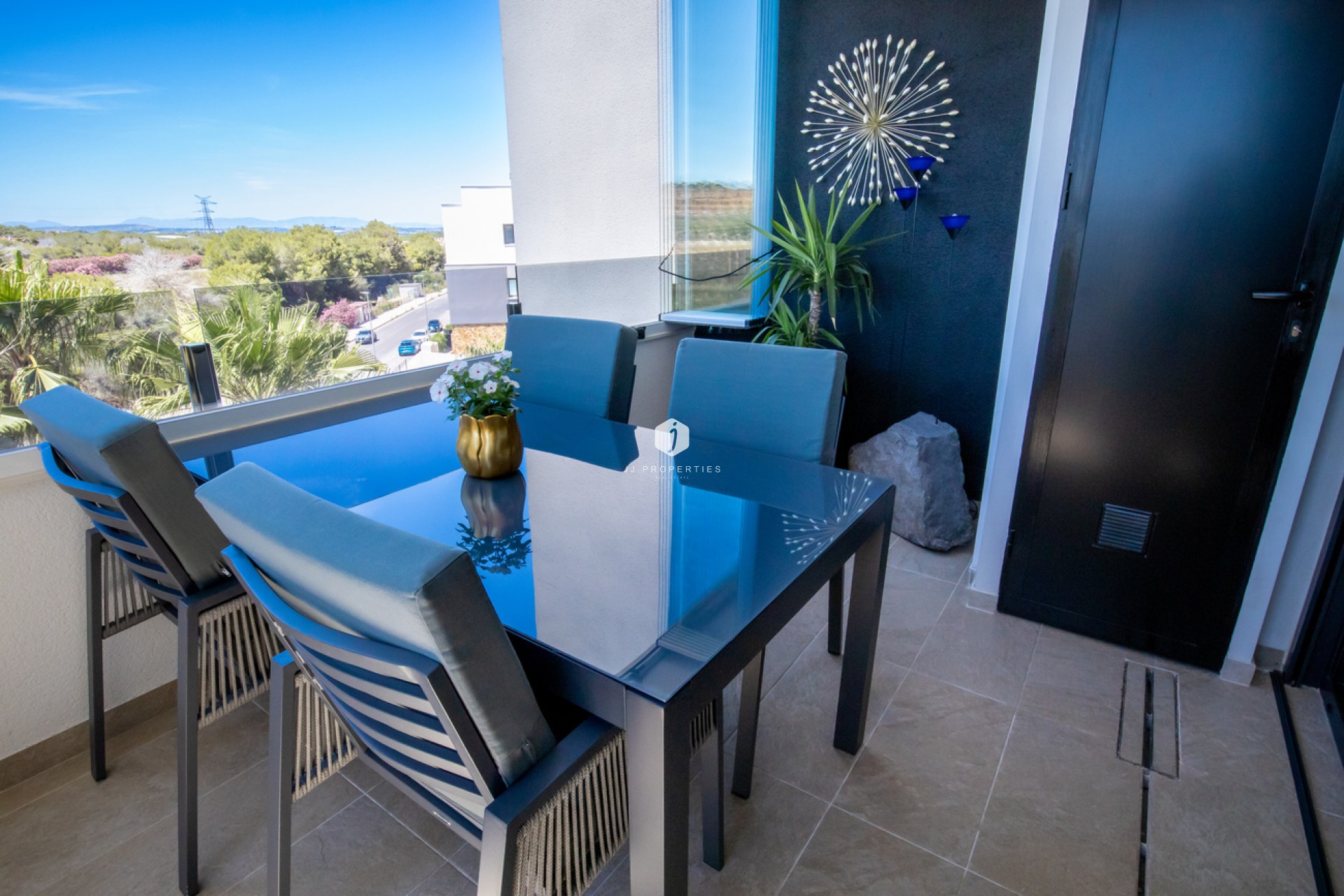 Aus zweiter Hand - Penthouse -
Los Altos - AMANECER