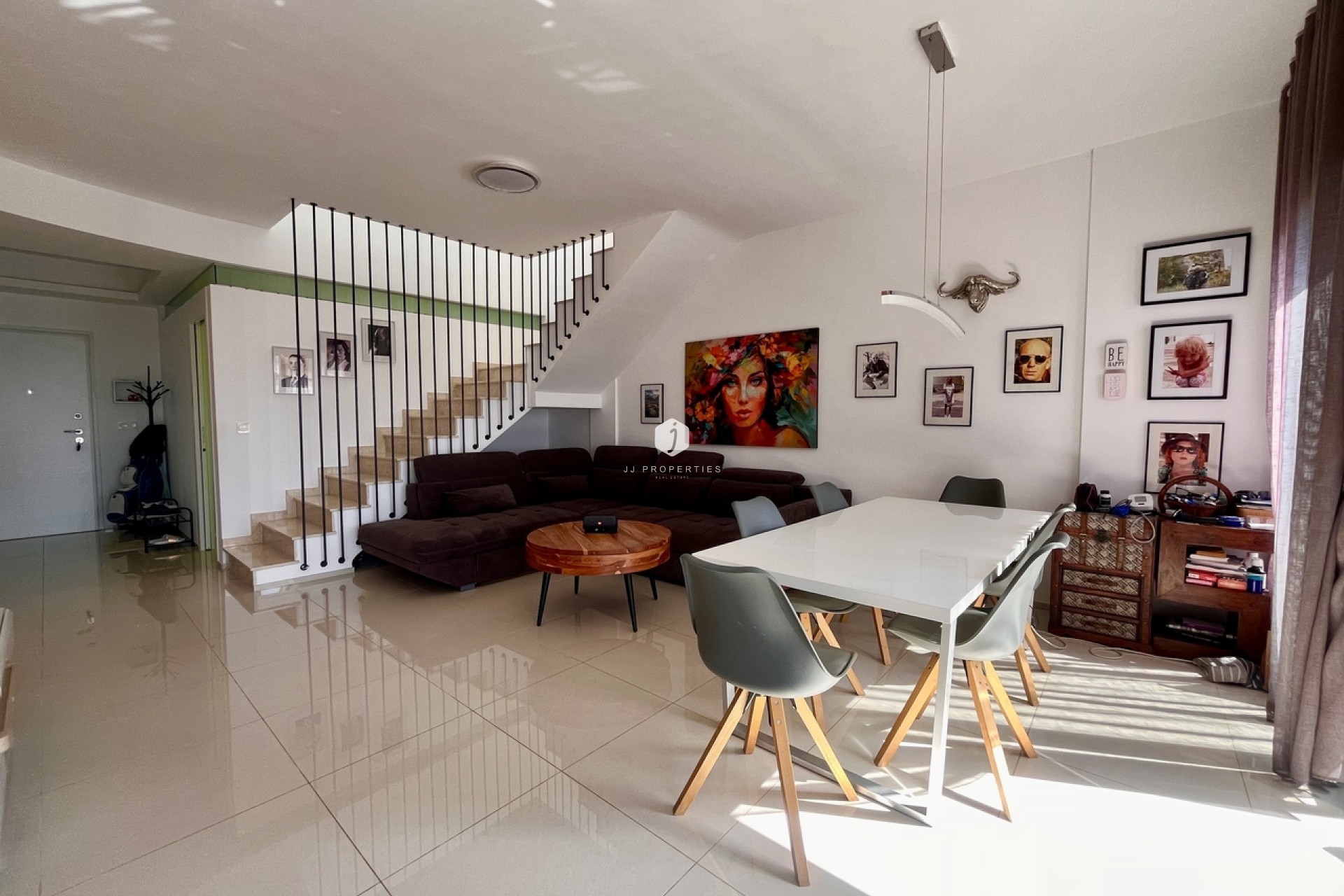 Aus zweiter Hand - Penthouse -
Los Dolses - Inland