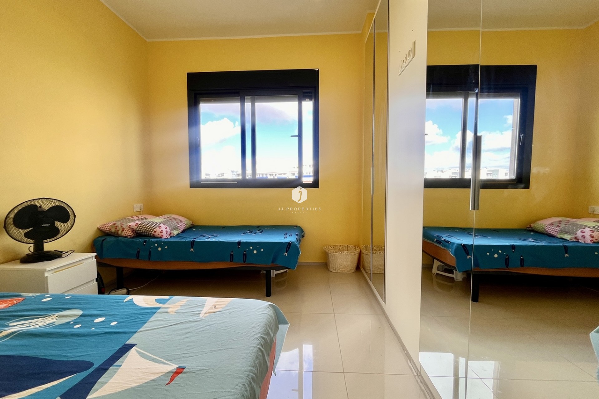 Aus zweiter Hand - Penthouse -
Los Dolses - Inland