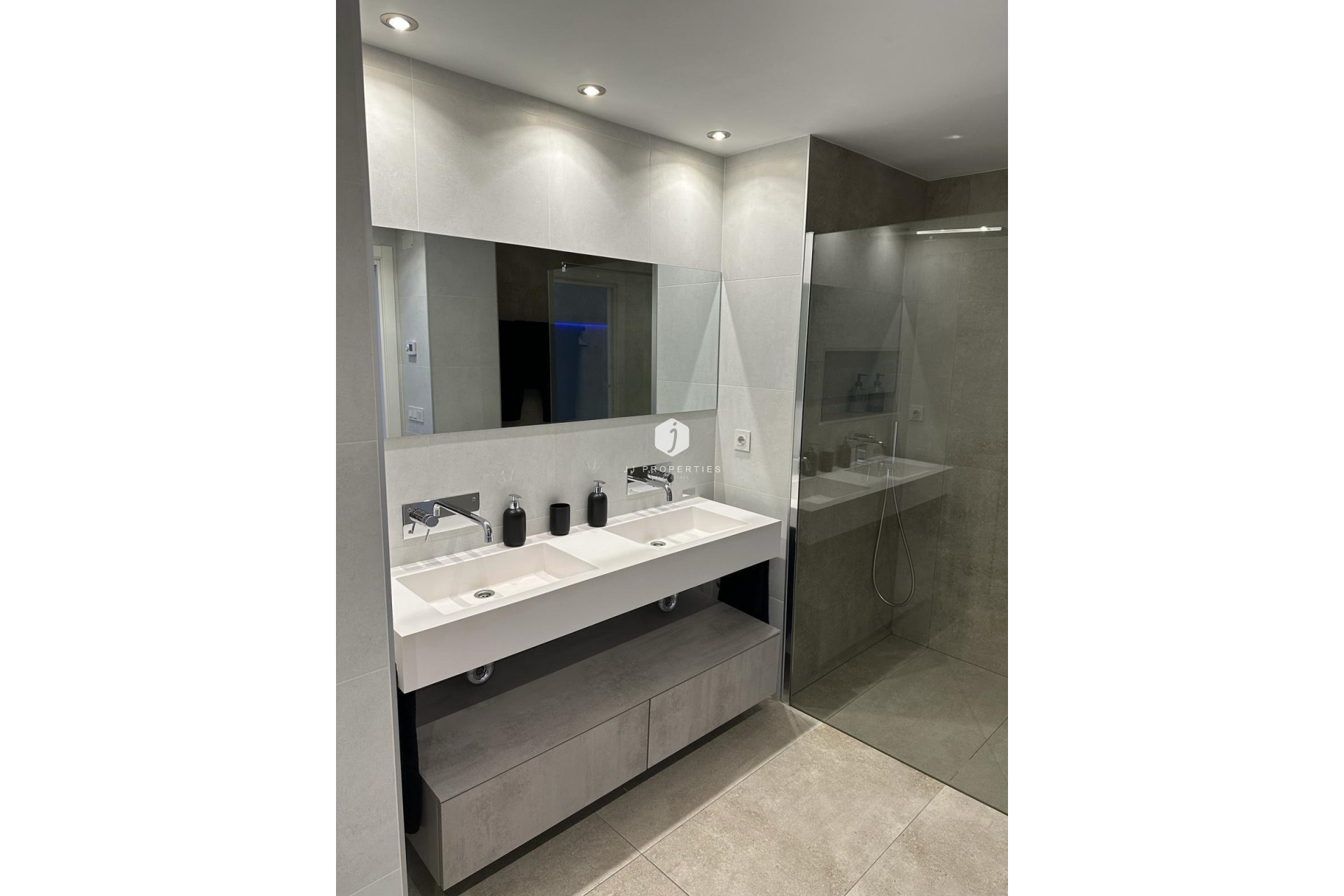 Aus zweiter Hand - Penthouse -
Torrevieja - El Acequión - Los Náufragos