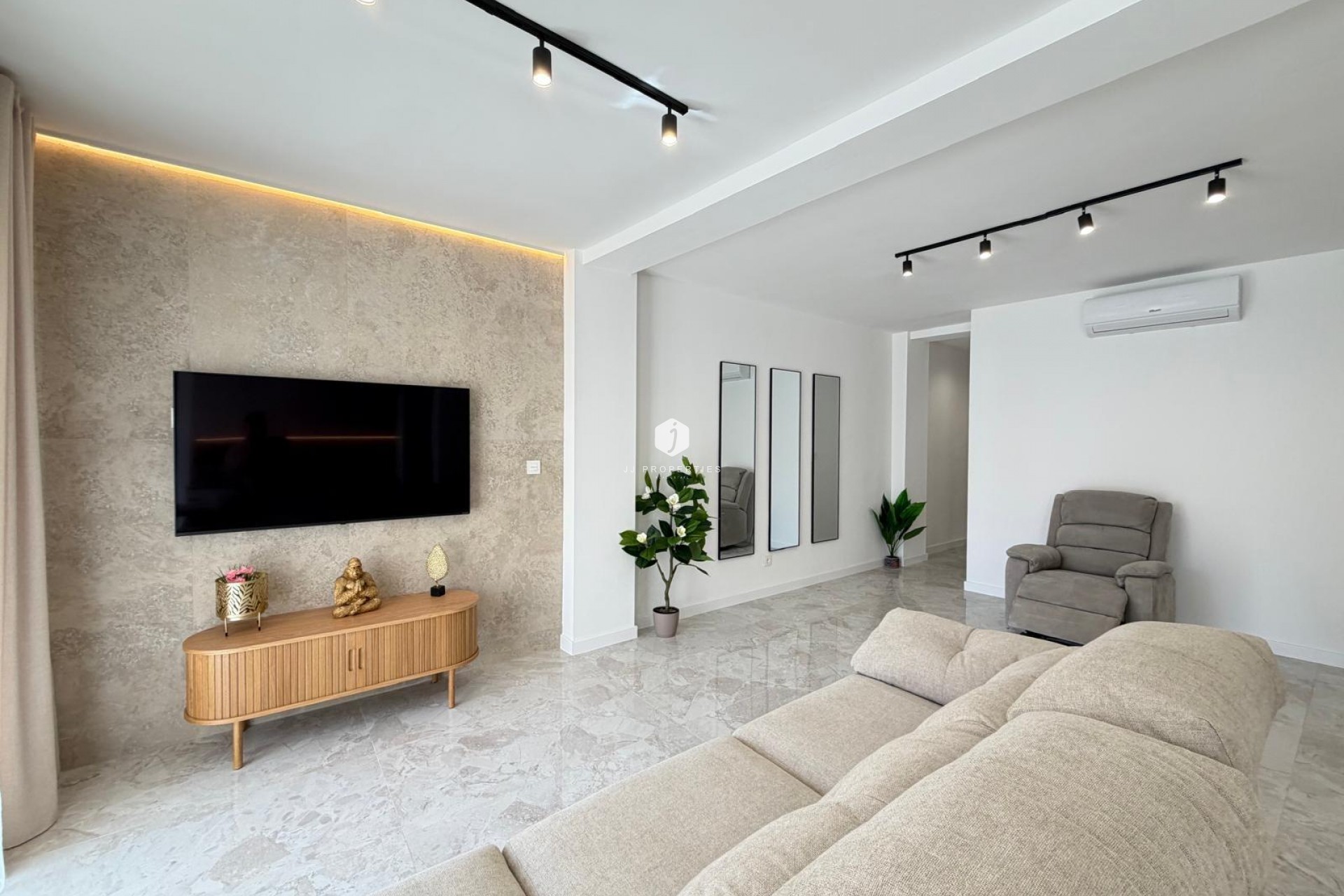 Aus zweiter Hand - Penthouse -
Torrevieja - Estacion de autobuses