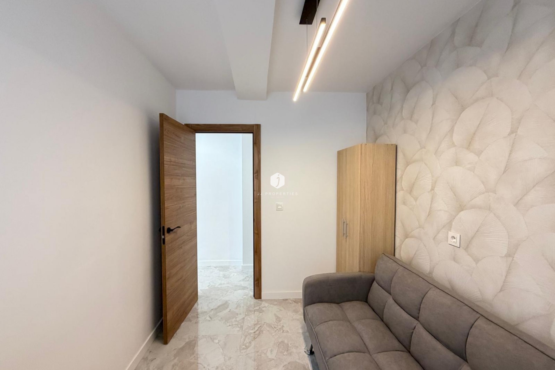 Aus zweiter Hand - Penthouse -
Torrevieja - Estacion de autobuses