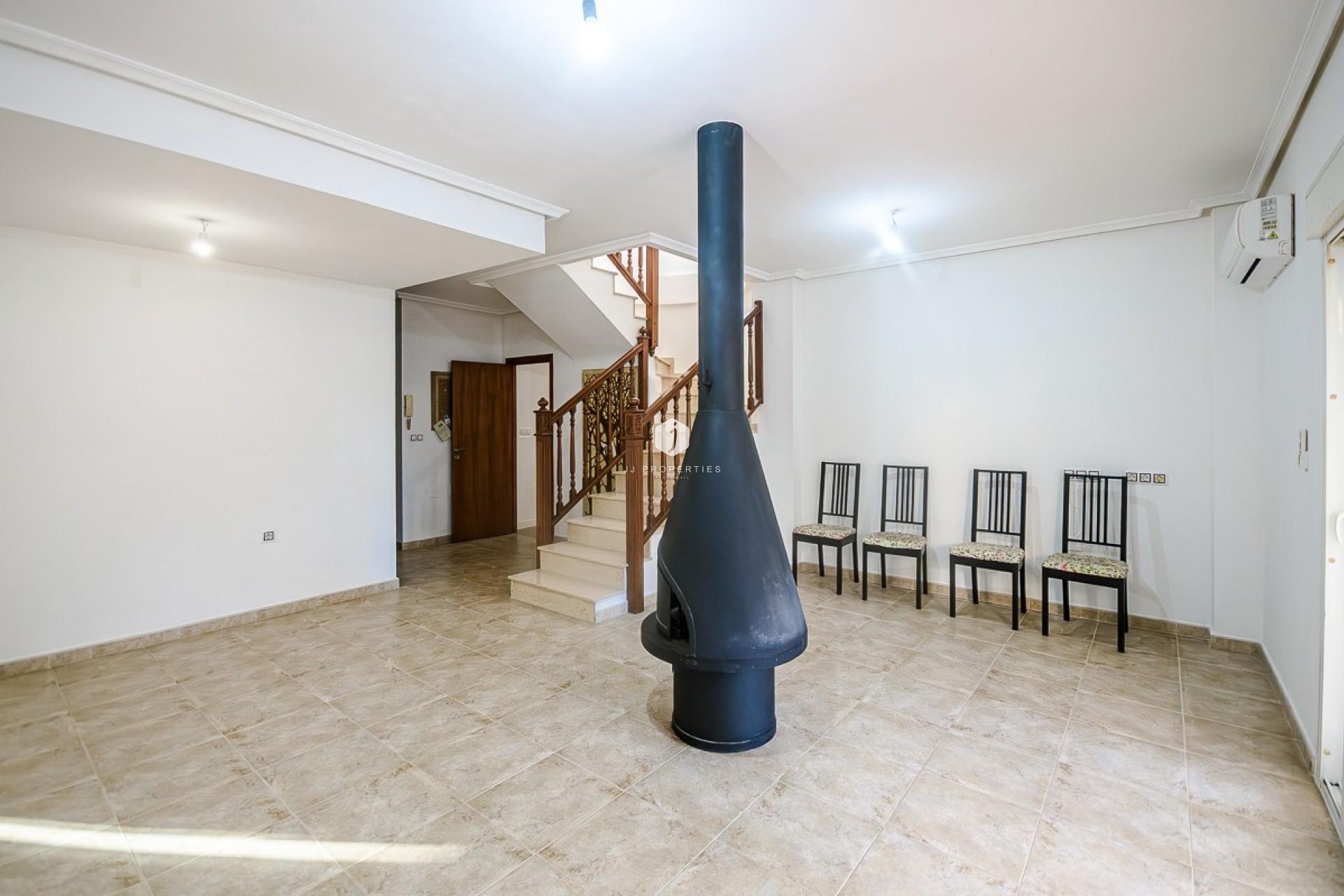 Aus zweiter Hand - Villa -
Benferri - Inland