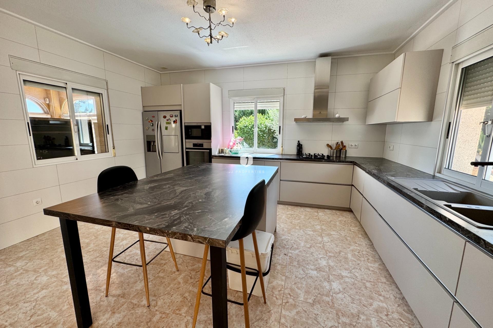 Aus zweiter Hand - Villa -
Dolores - Cmno. Escorredor