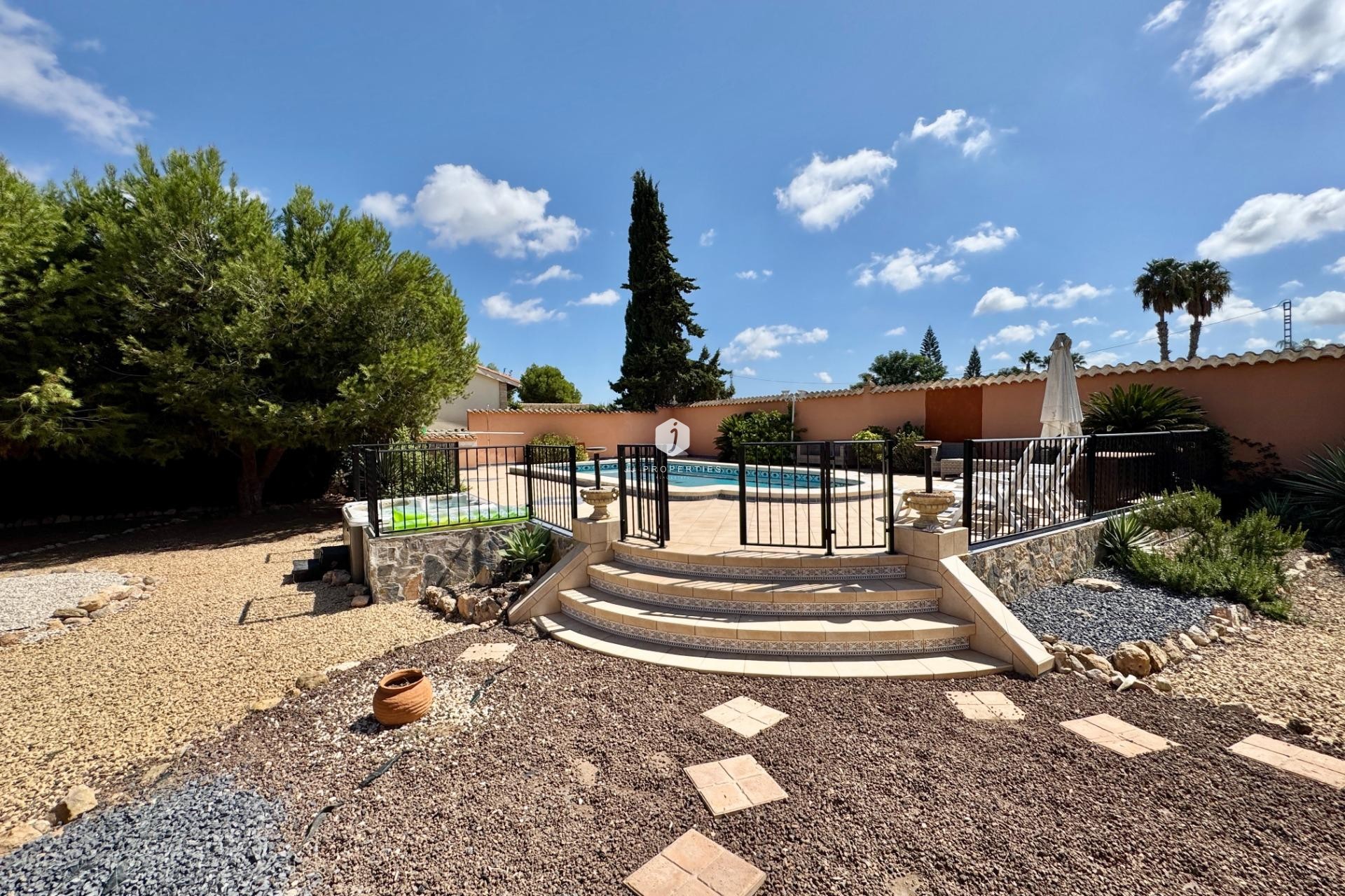 Aus zweiter Hand - Villa -
Dolores - Cmno. Escorredor