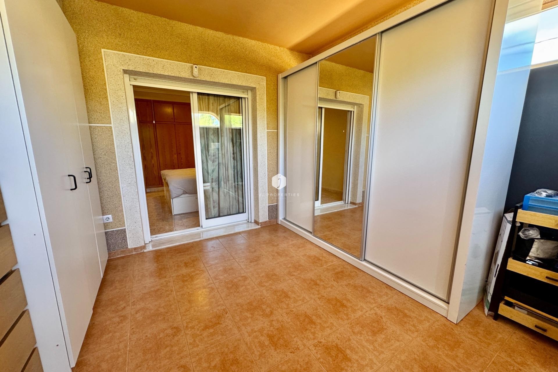 Aus zweiter Hand - Villa -
Dolores - Cmno. Escorredor