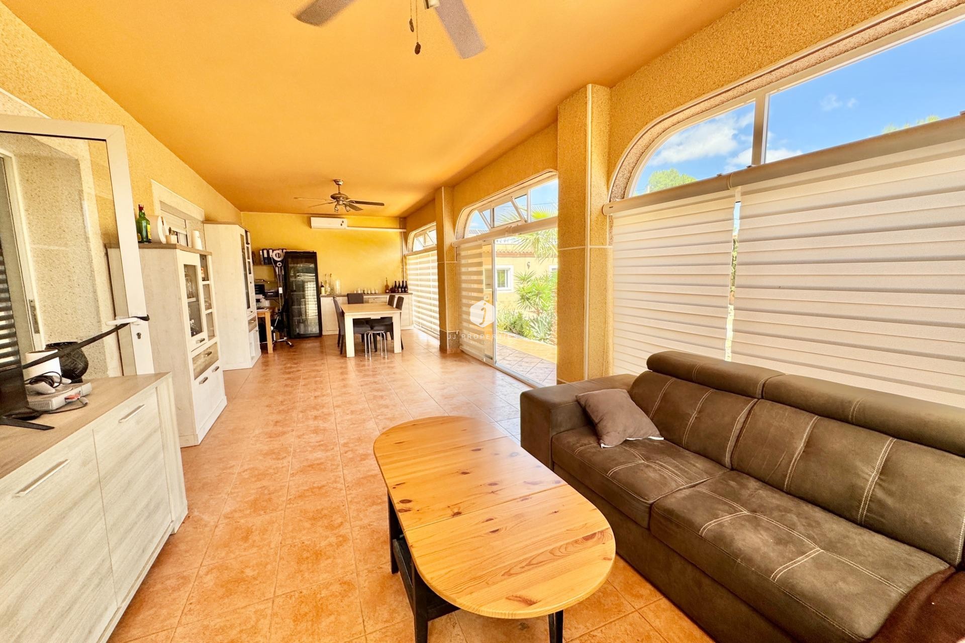 Aus zweiter Hand - Villa -
Dolores - Cmno. Escorredor