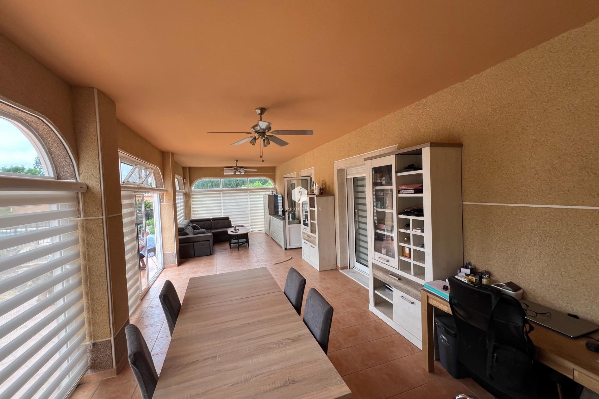 Aus zweiter Hand - Villa -
Dolores - Cmno. Escorredor