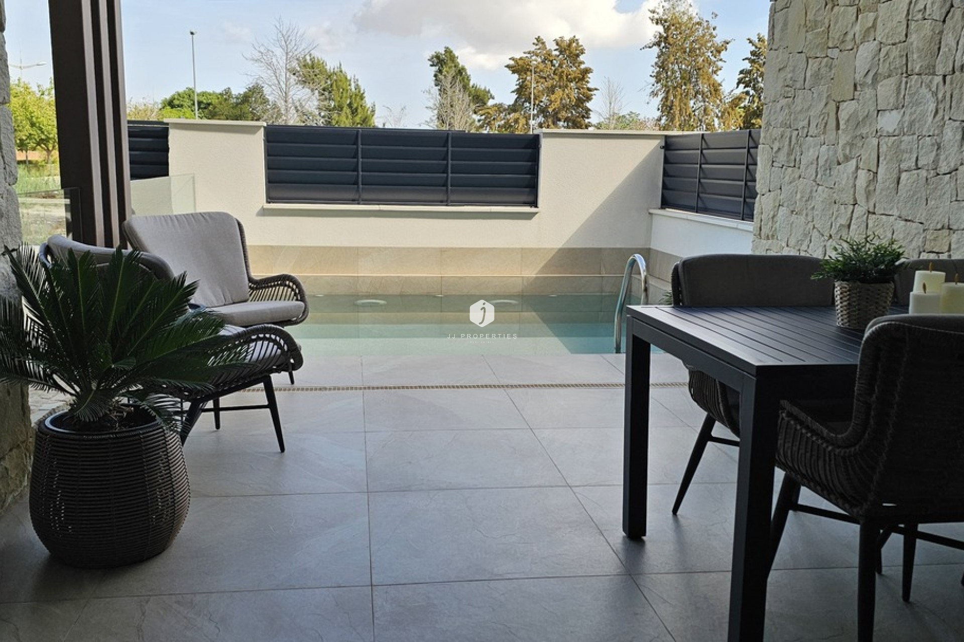 Aus zweiter Hand - Villa -
Dolores - Sector 4