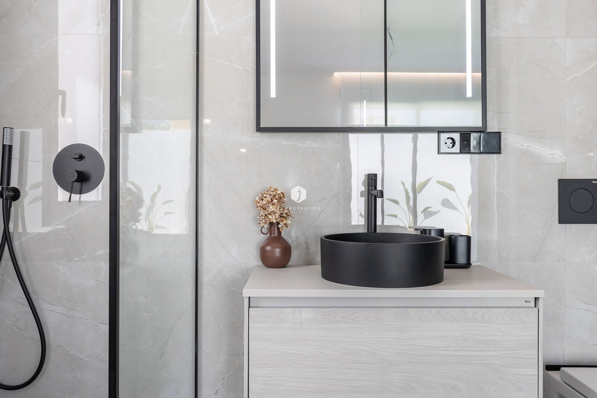 Aus zweiter Hand - Villa -
El Chaparral - Inland