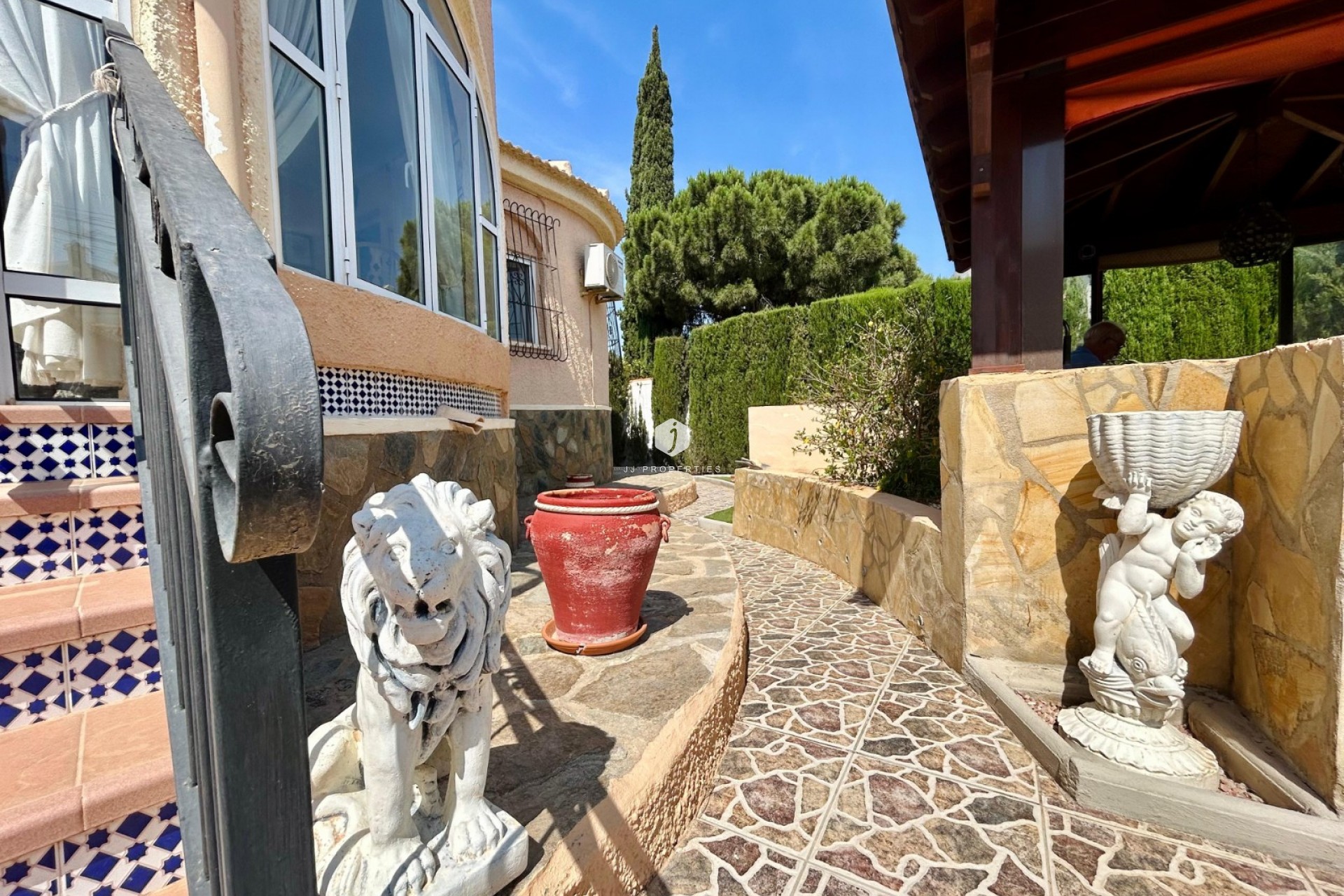 Aus zweiter Hand - Villa -
El Chaparral - Inland