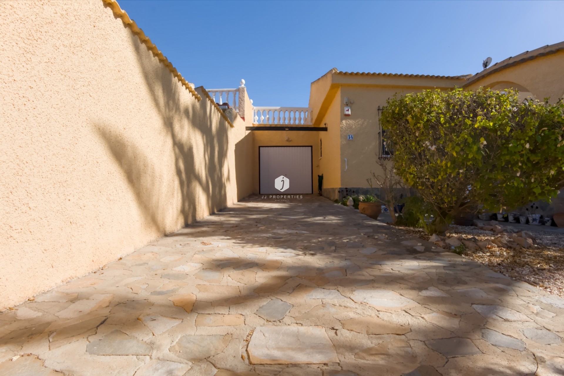 Aus zweiter Hand - Villa -
La Siesta - Costa Blanca