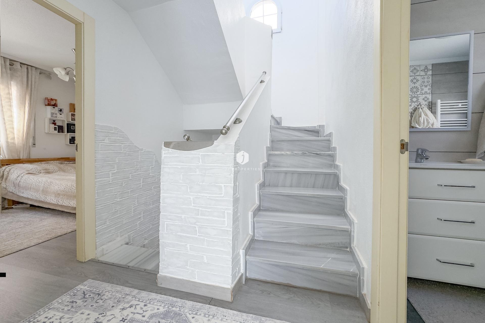 Aus zweiter Hand - Villa -
Orihuela Costa - Los Almendros-la Florida