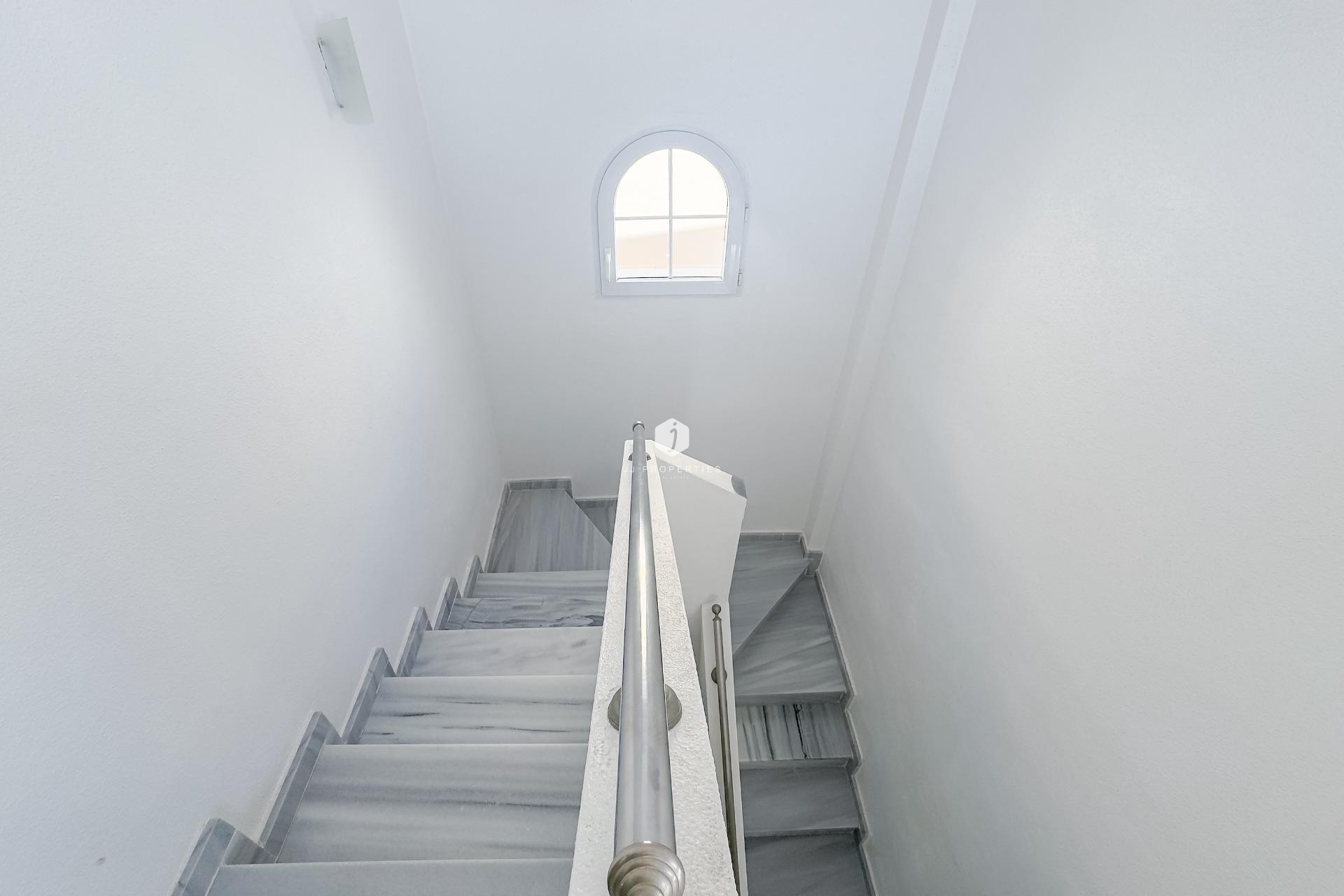 Aus zweiter Hand - Villa -
Orihuela Costa - Los Almendros-la Florida