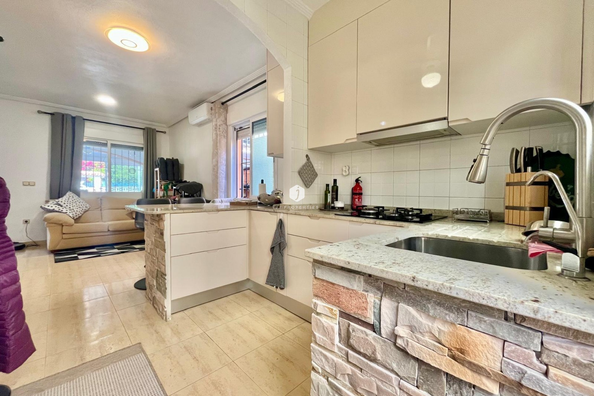 Aus zweiter Hand - Villa -
Orihuela Costa - Los Almendros-la Florida