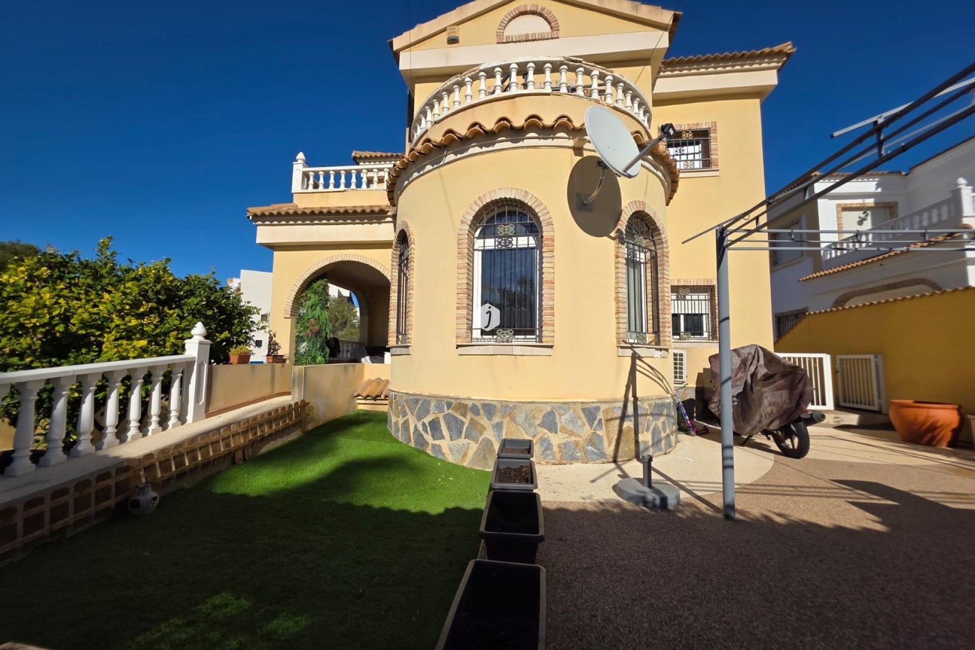 Aus zweiter Hand - Villa -
Orihuela Costa - Villamartín-las Filipinas