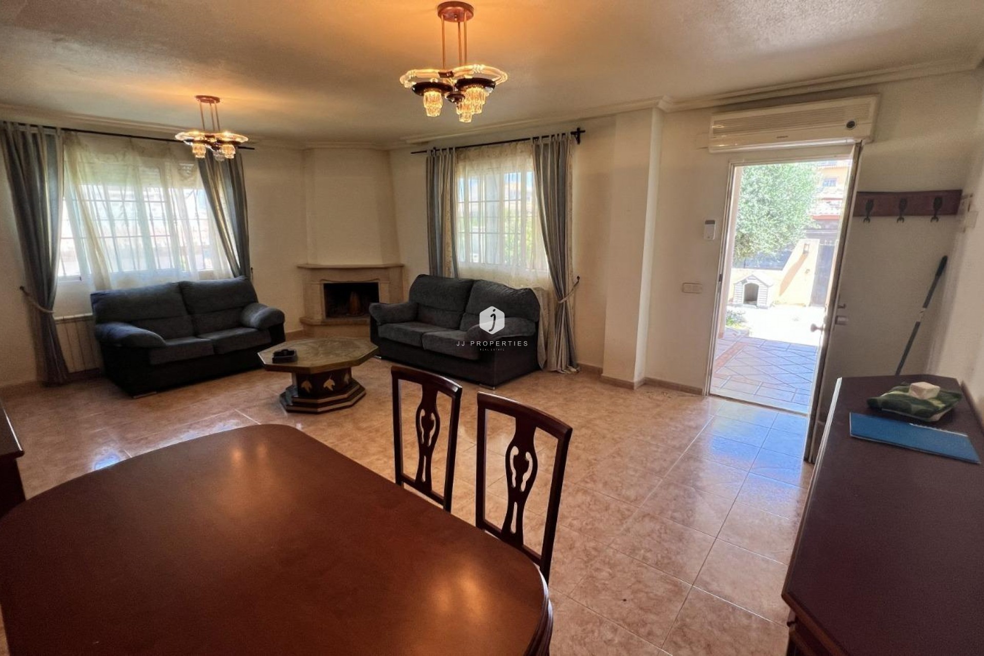 Aus zweiter Hand - Villa -
Torrevieja - aguas nuevas