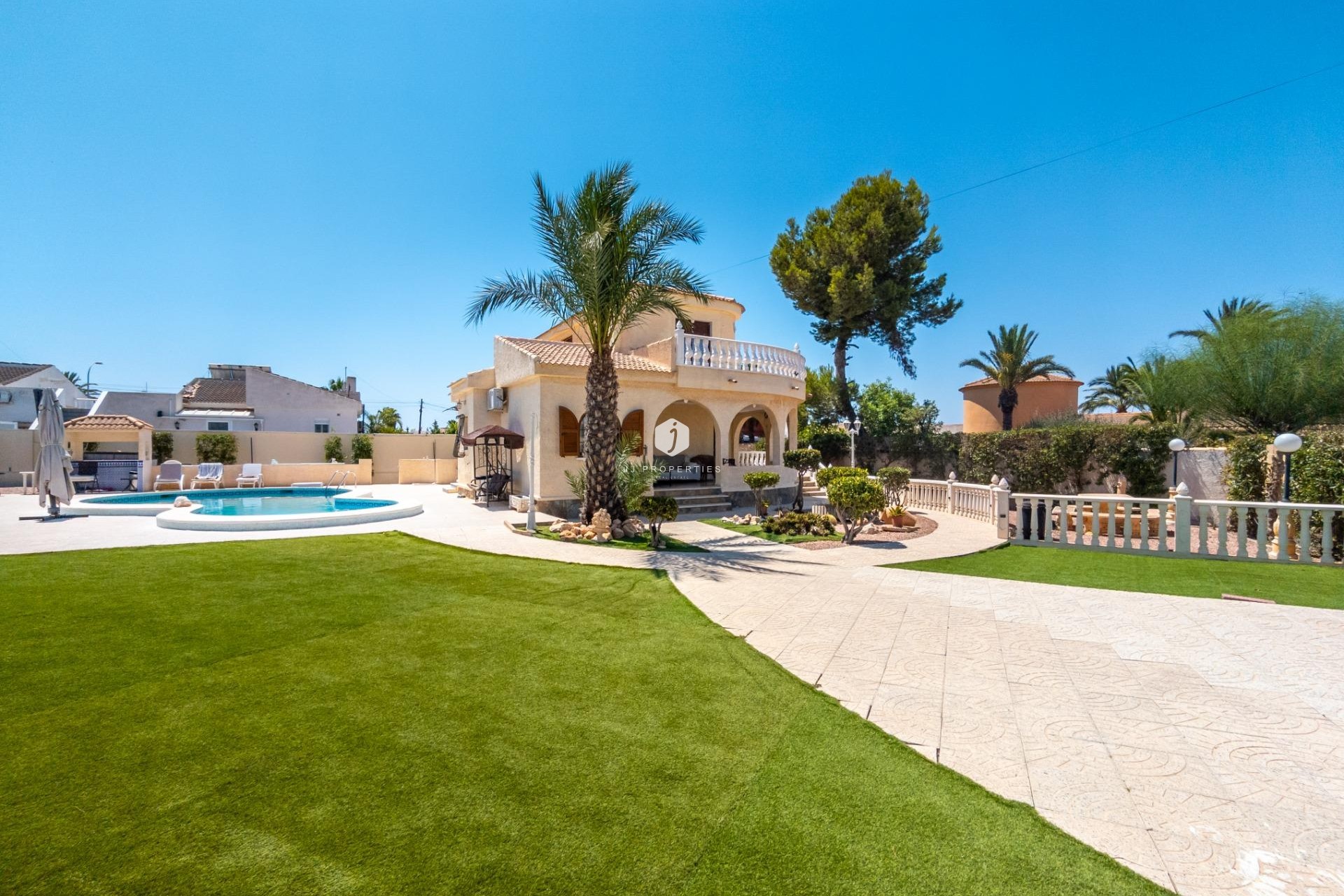 Aus zweiter Hand - Villa -
Torrevieja - El chaparral