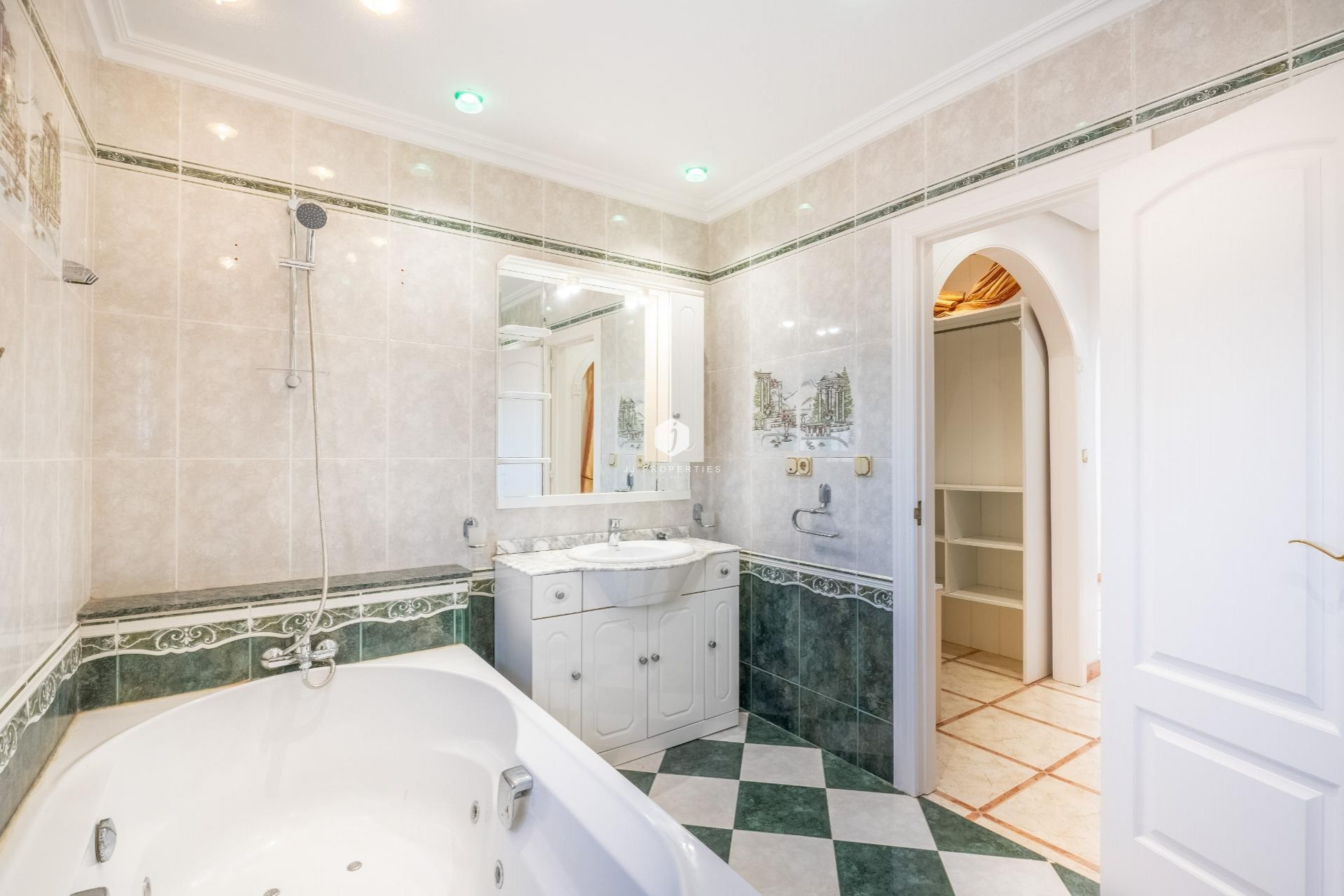 Aus zweiter Hand - Villa -
Torrevieja - El chaparral