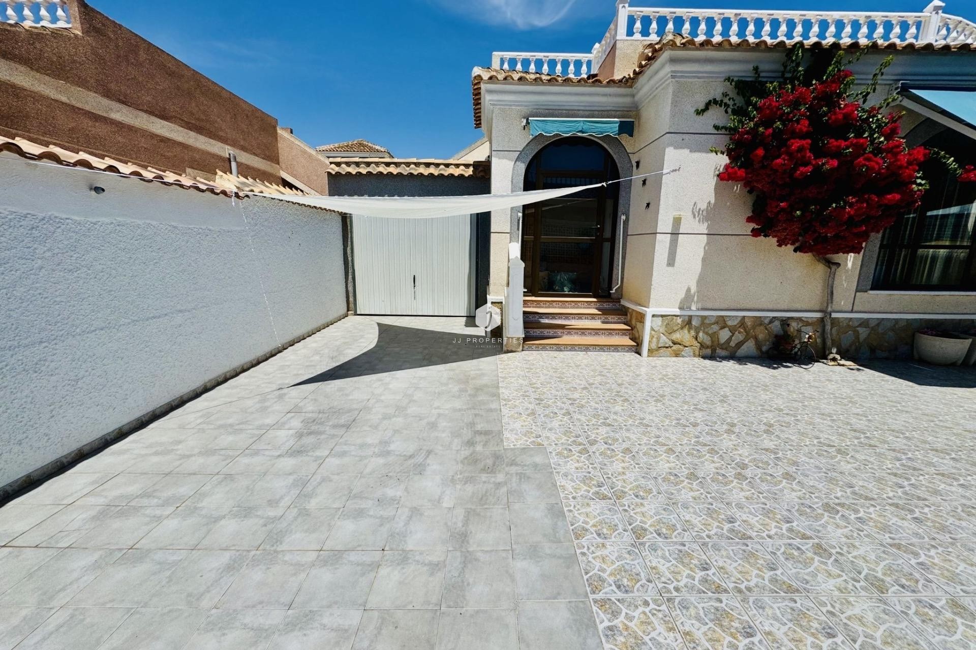 Aus zweiter Hand - Villa -
Torrevieja - La Siesta - El Salado - Torreta