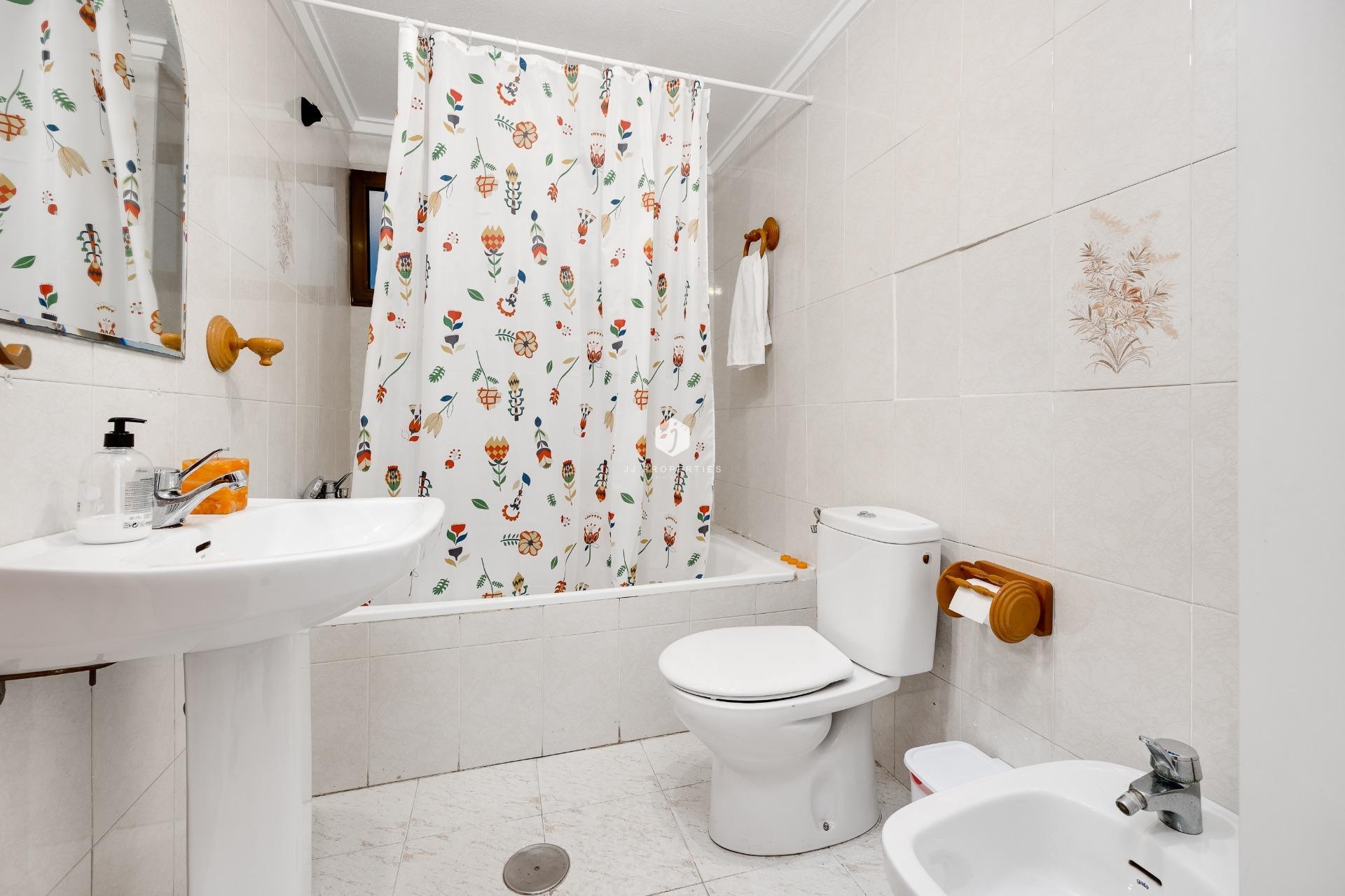 Aus zweiter Hand - Wohnung -
Torrevieja - Estacion de autobuses