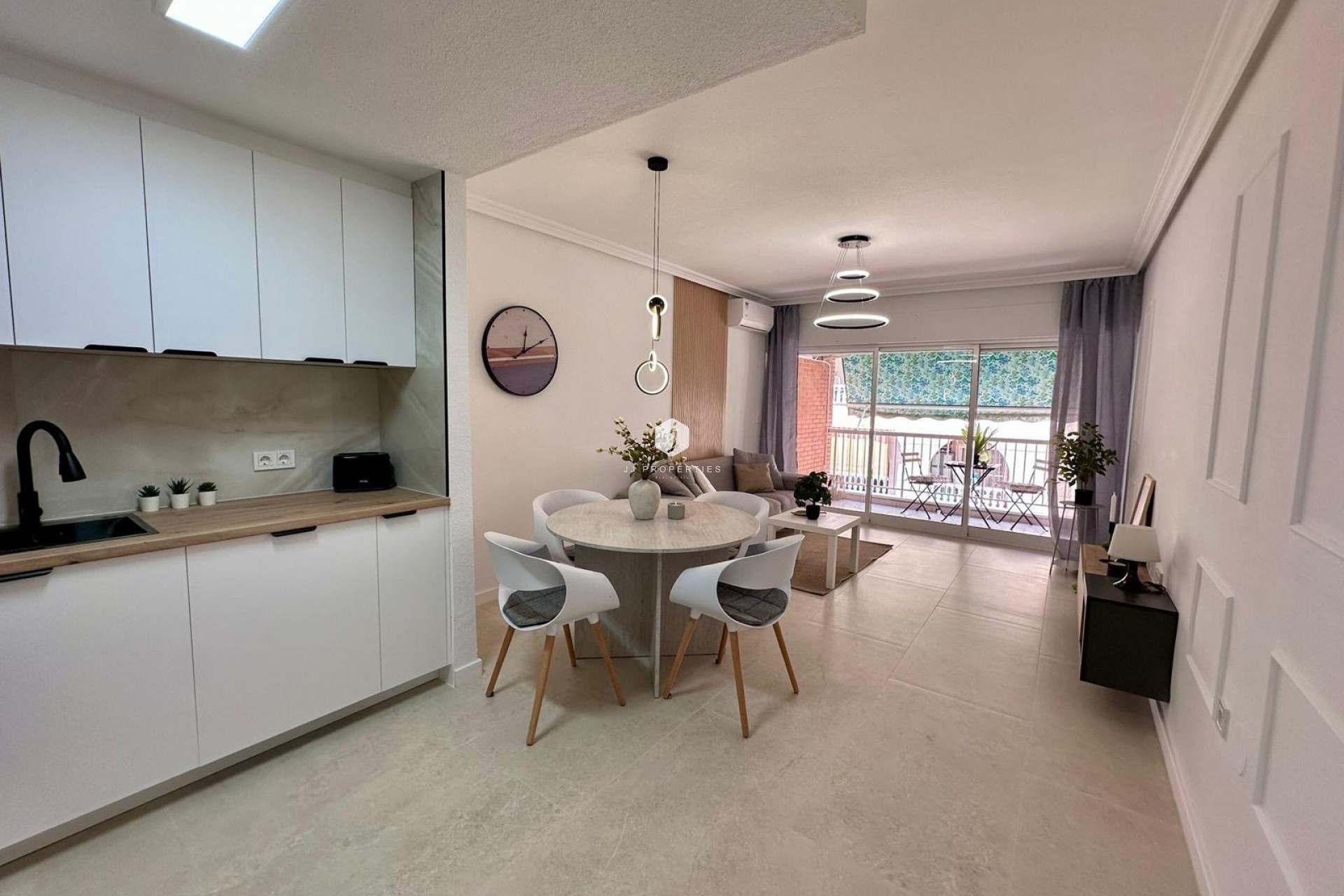 Aus zweiter Hand - Wohnung -
Torrevieja - Estacion de autobuses