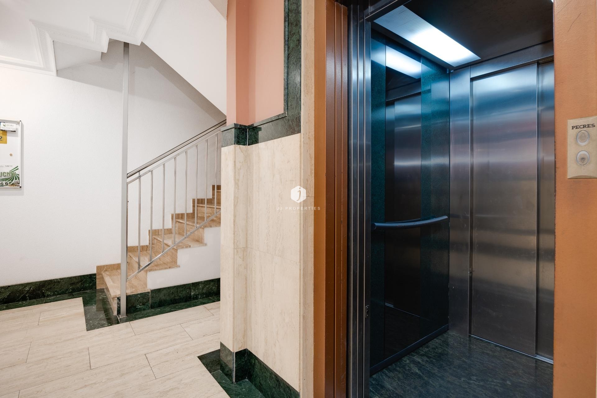 D'occasion - Appartement -
Torrevieja - Paseo maritimo