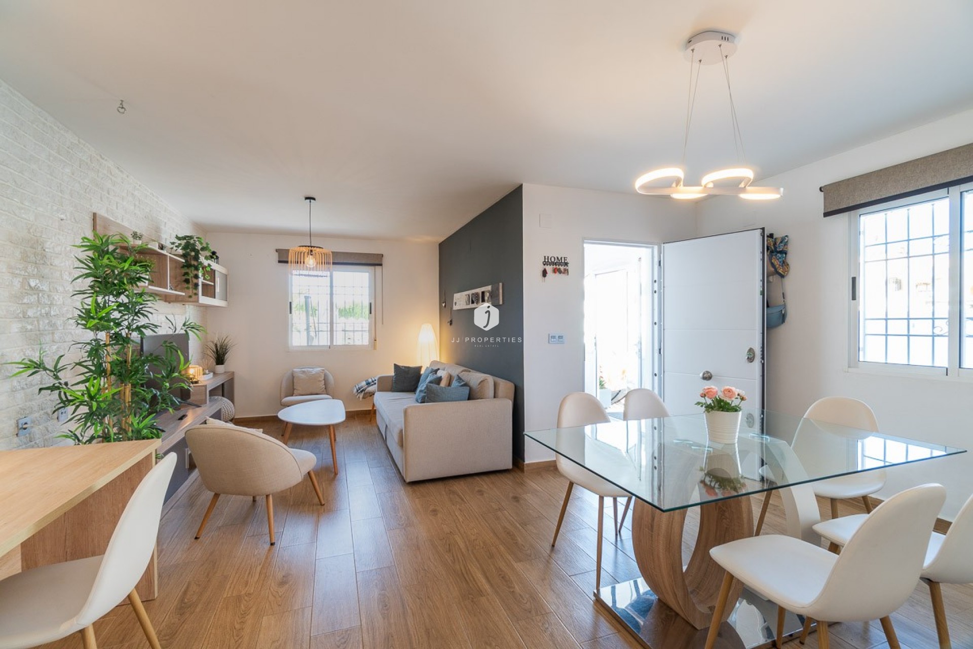 D'occasion - Chalet -
Torrevieja - Costa Blanca