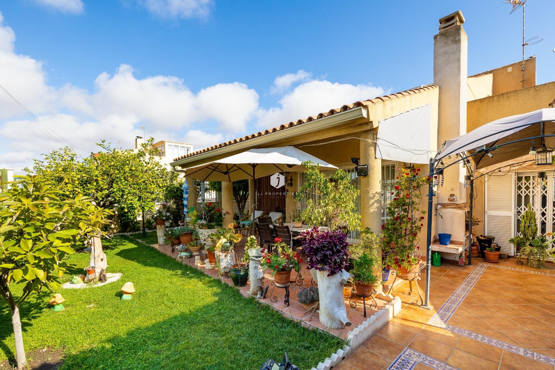 D'occasion - Villa -
Torrevieja - aguas nuevas