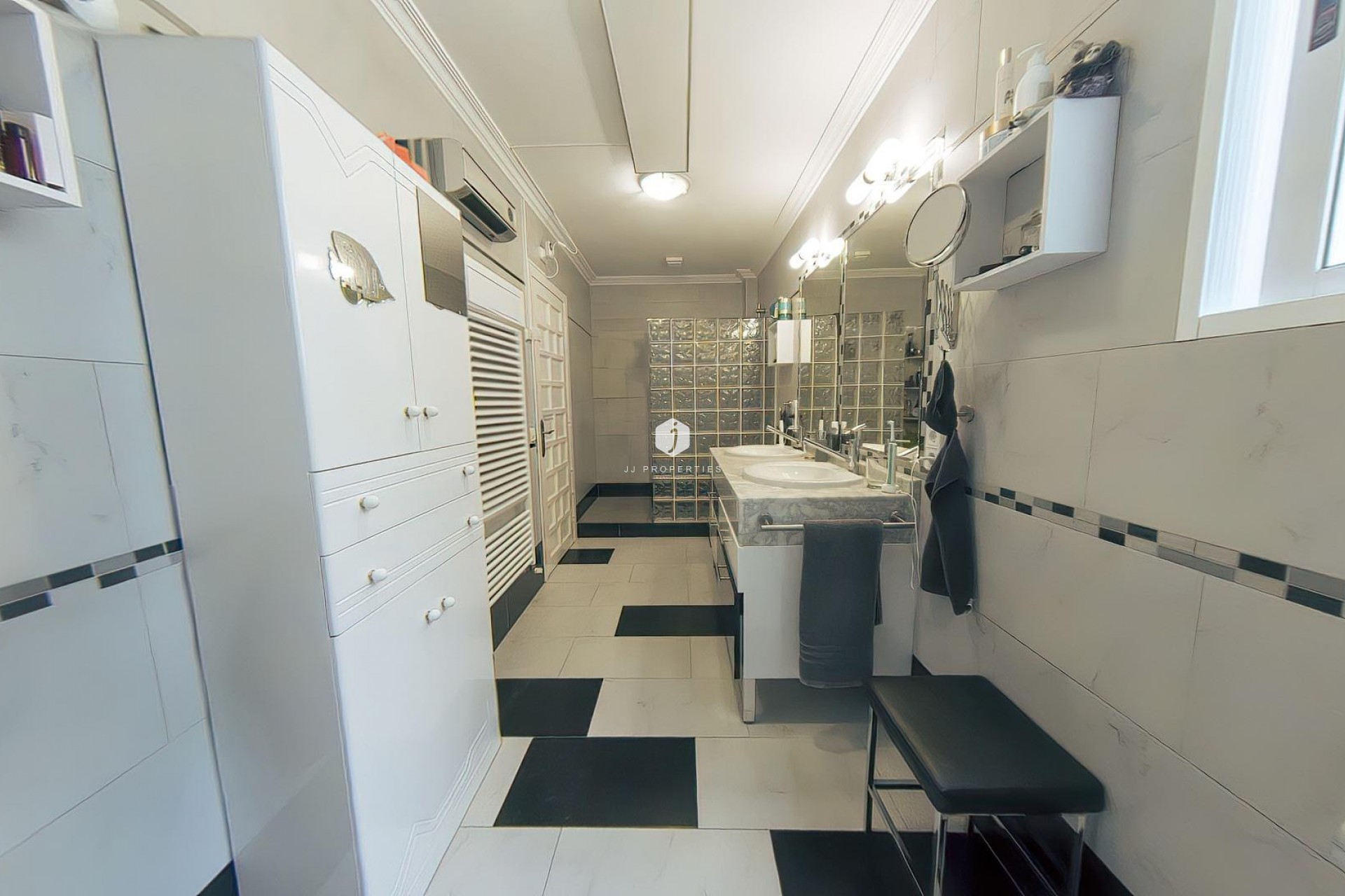 D'occasion - Villa -
Torrevieja - Costa Blanca