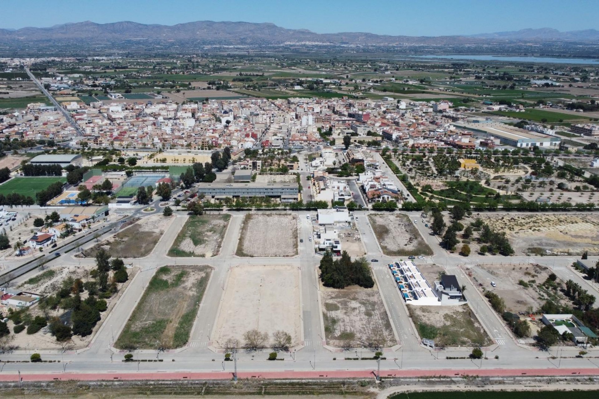 Neue Gebäude - Chalet -
Dolores - polideportivo