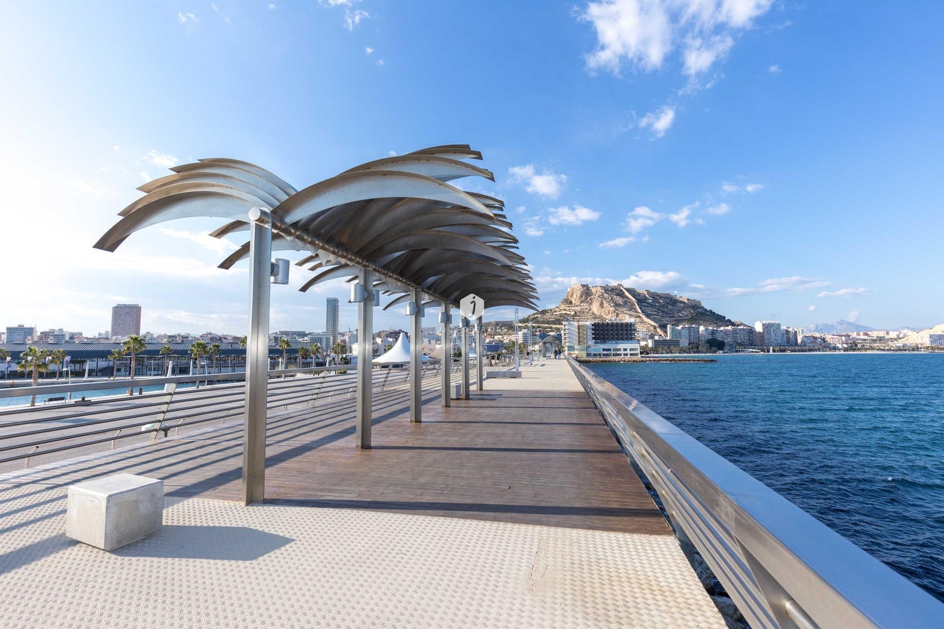 Neue Gebäude - Wohnung -
Alicante - Centro