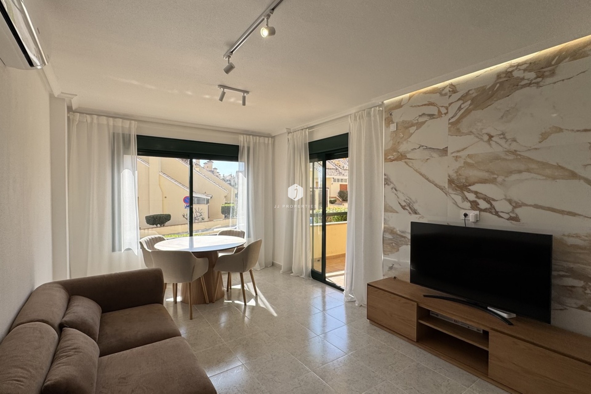 Resale - Apartment / flat -
Lomas De Campoamor - Costa Blanca