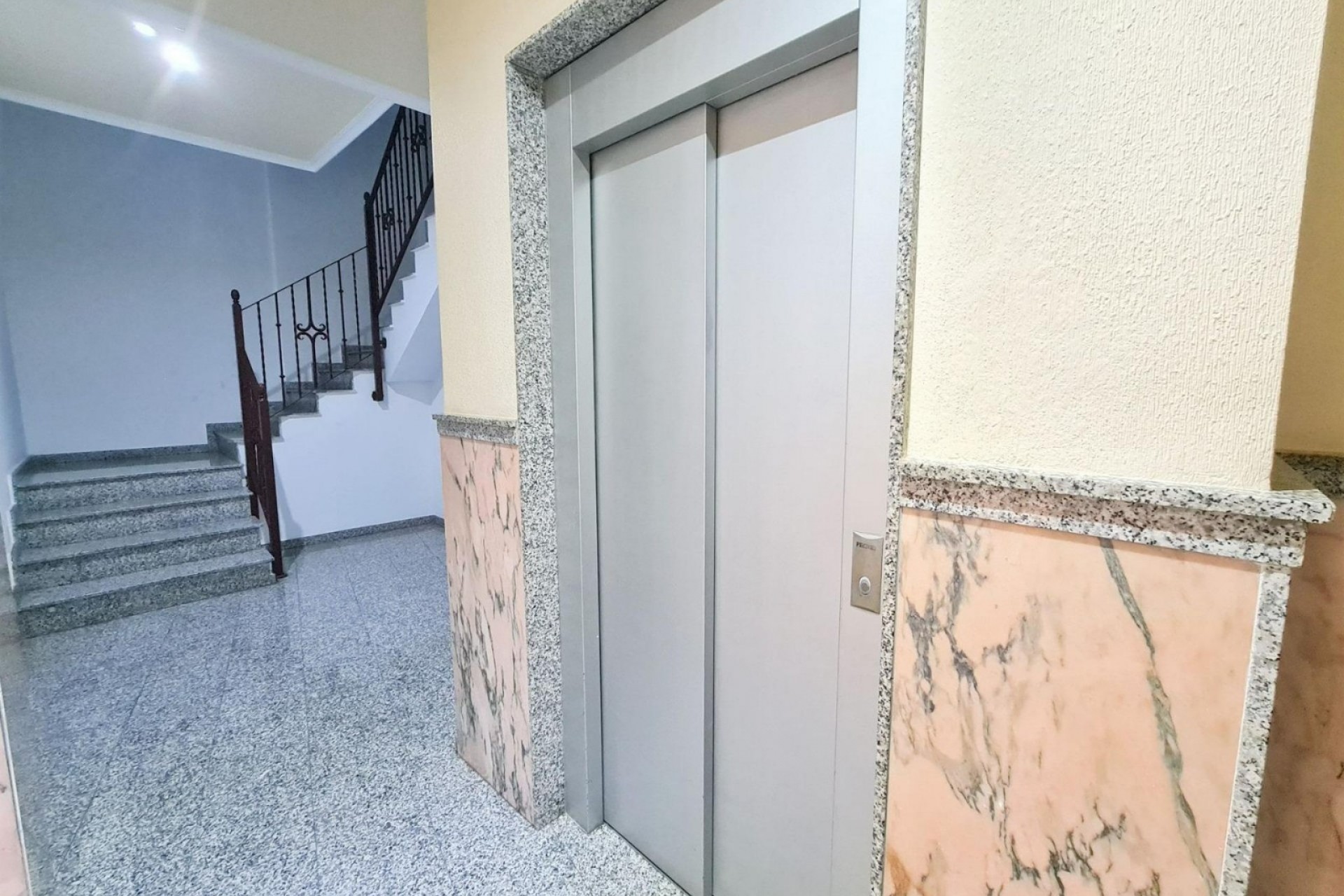 Resale - Apartment / flat -
Torrevieja - Centro