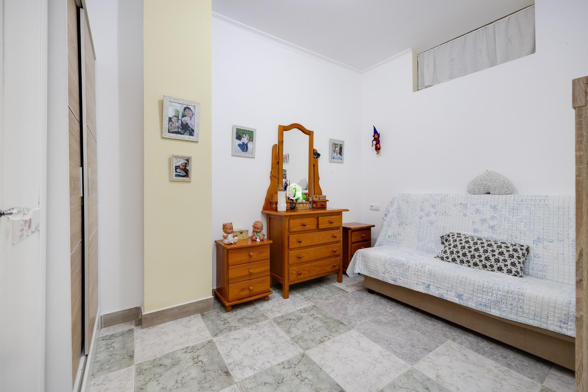 Resale - Apartment / flat -
Torrevieja - Centro