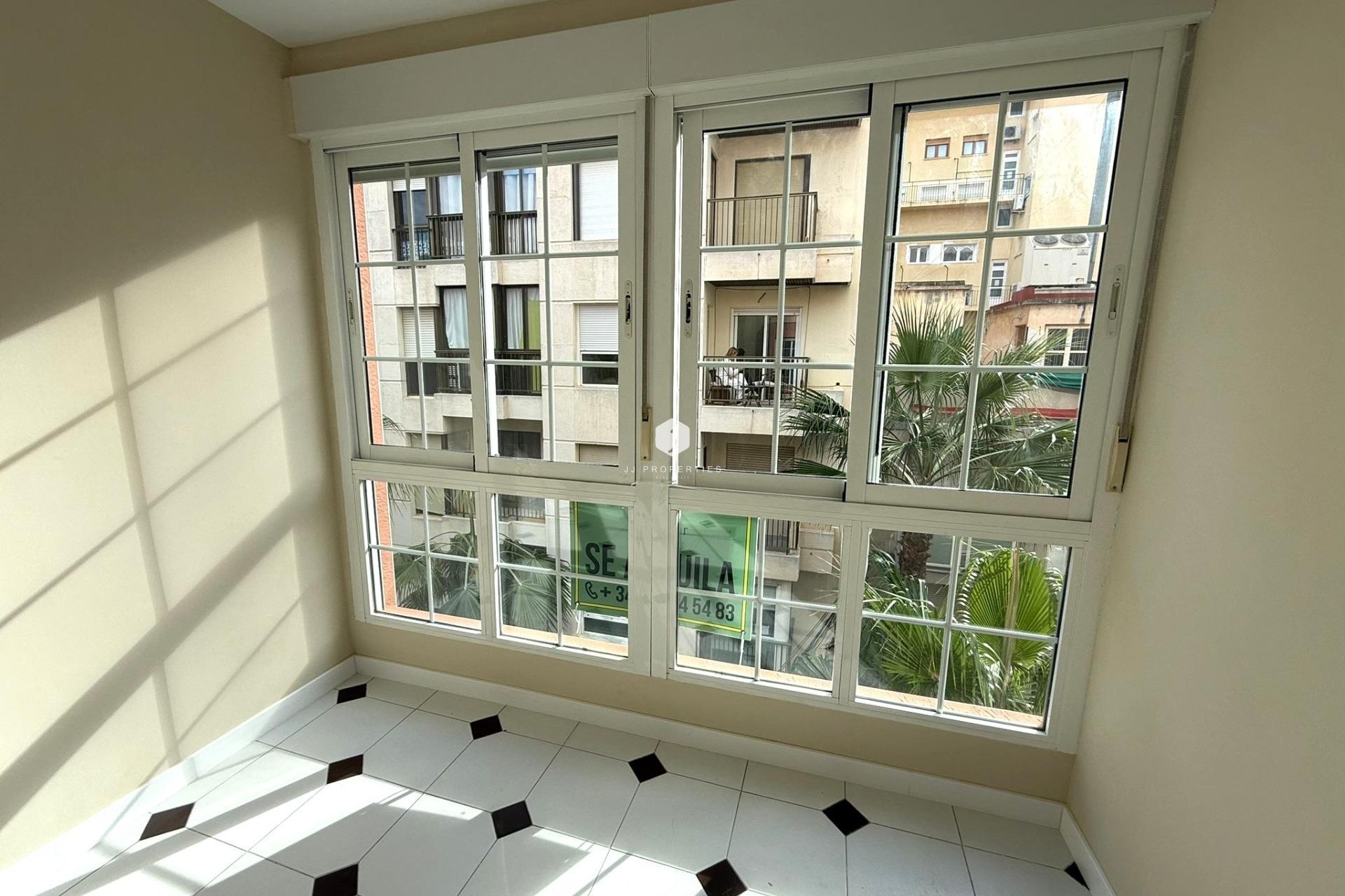 Resale - Apartment / flat -
Torrevieja - Centro