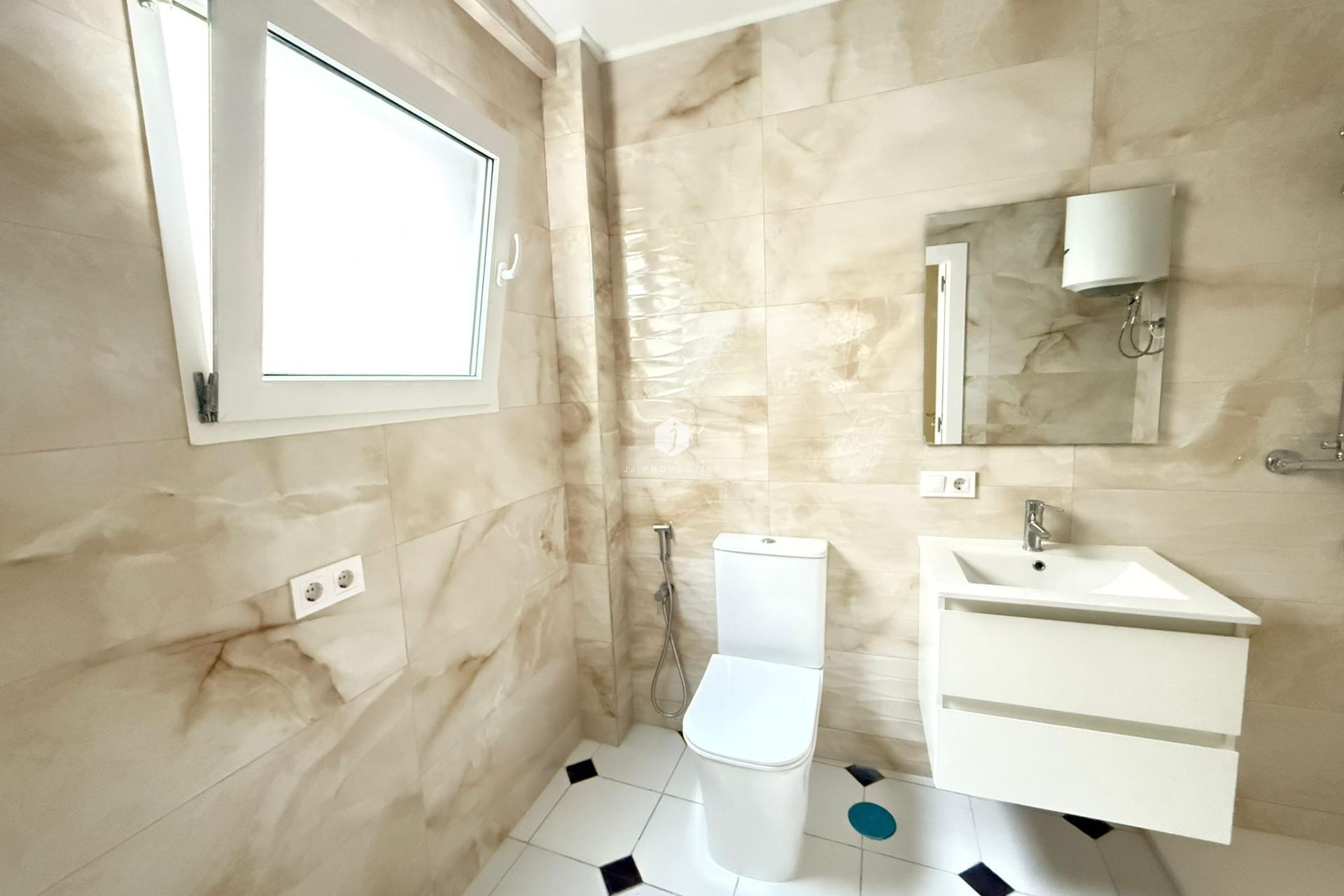 Resale - Apartment / flat -
Torrevieja - Centro