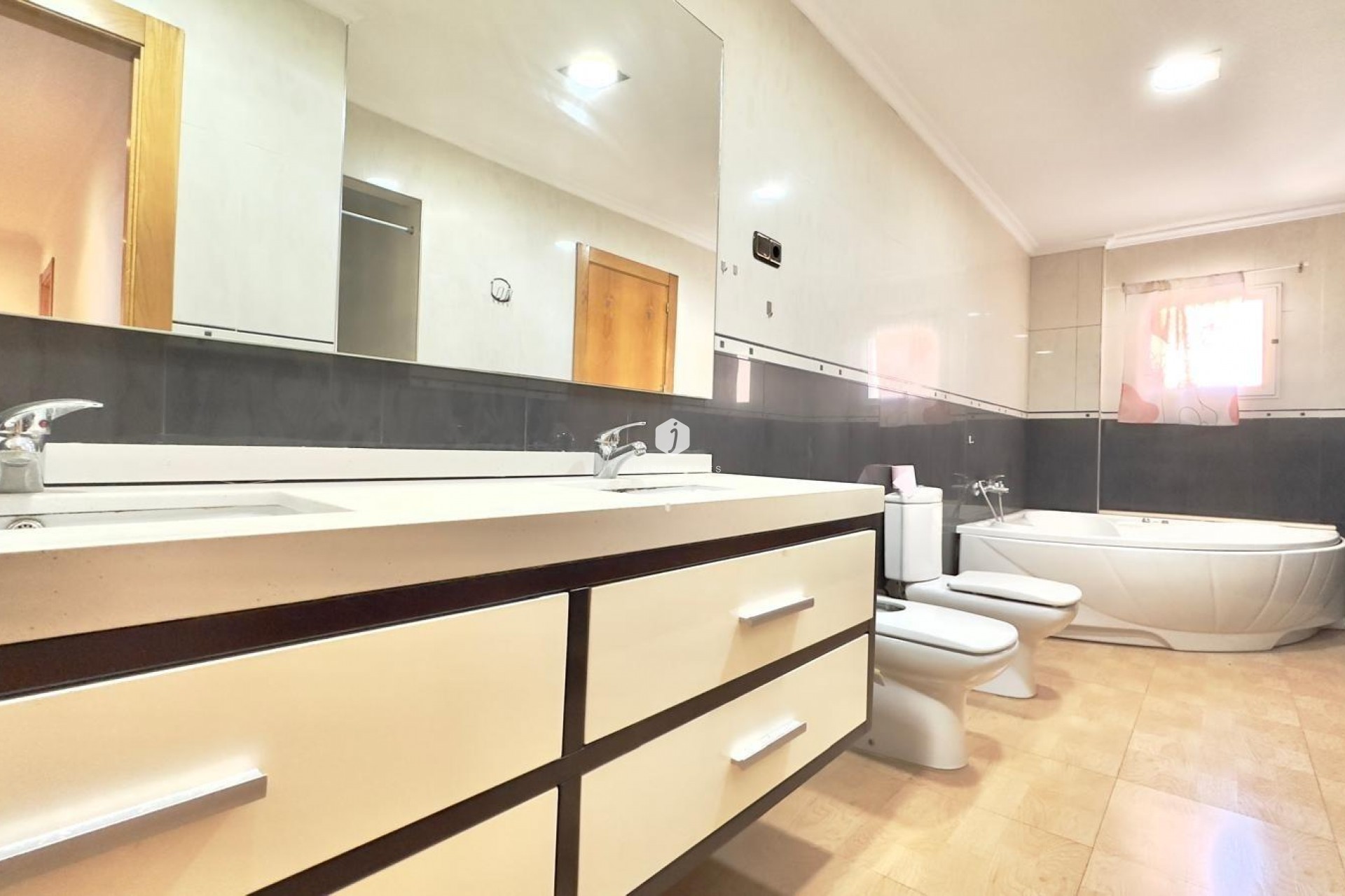 Resale - Apartment / flat -
Torrevieja - Centro