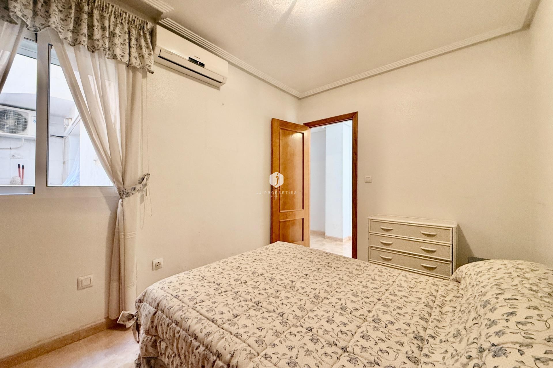 Resale - Apartment / flat -
Torrevieja - Centro