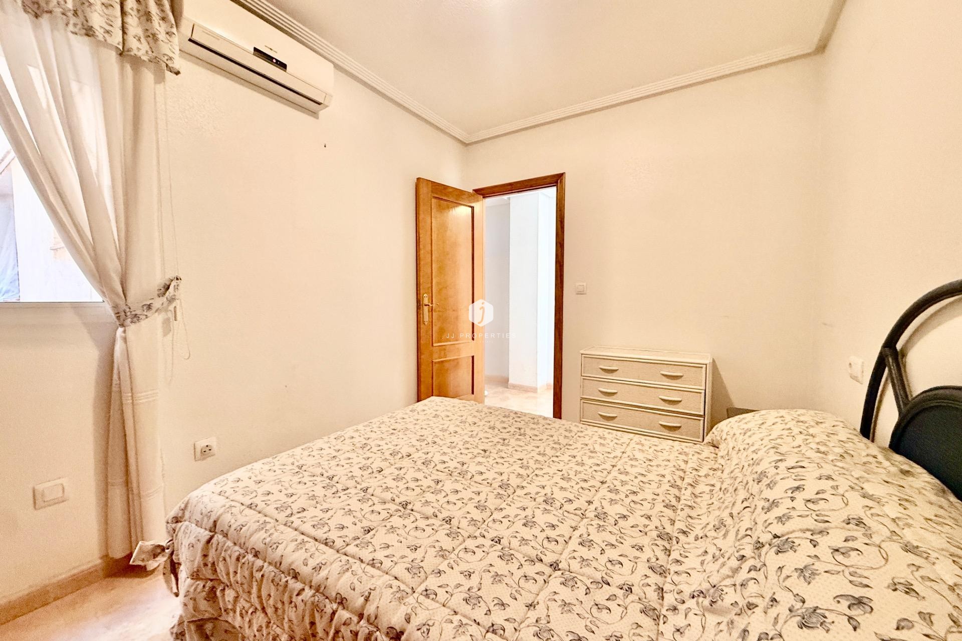 Resale - Apartment / flat -
Torrevieja - Centro