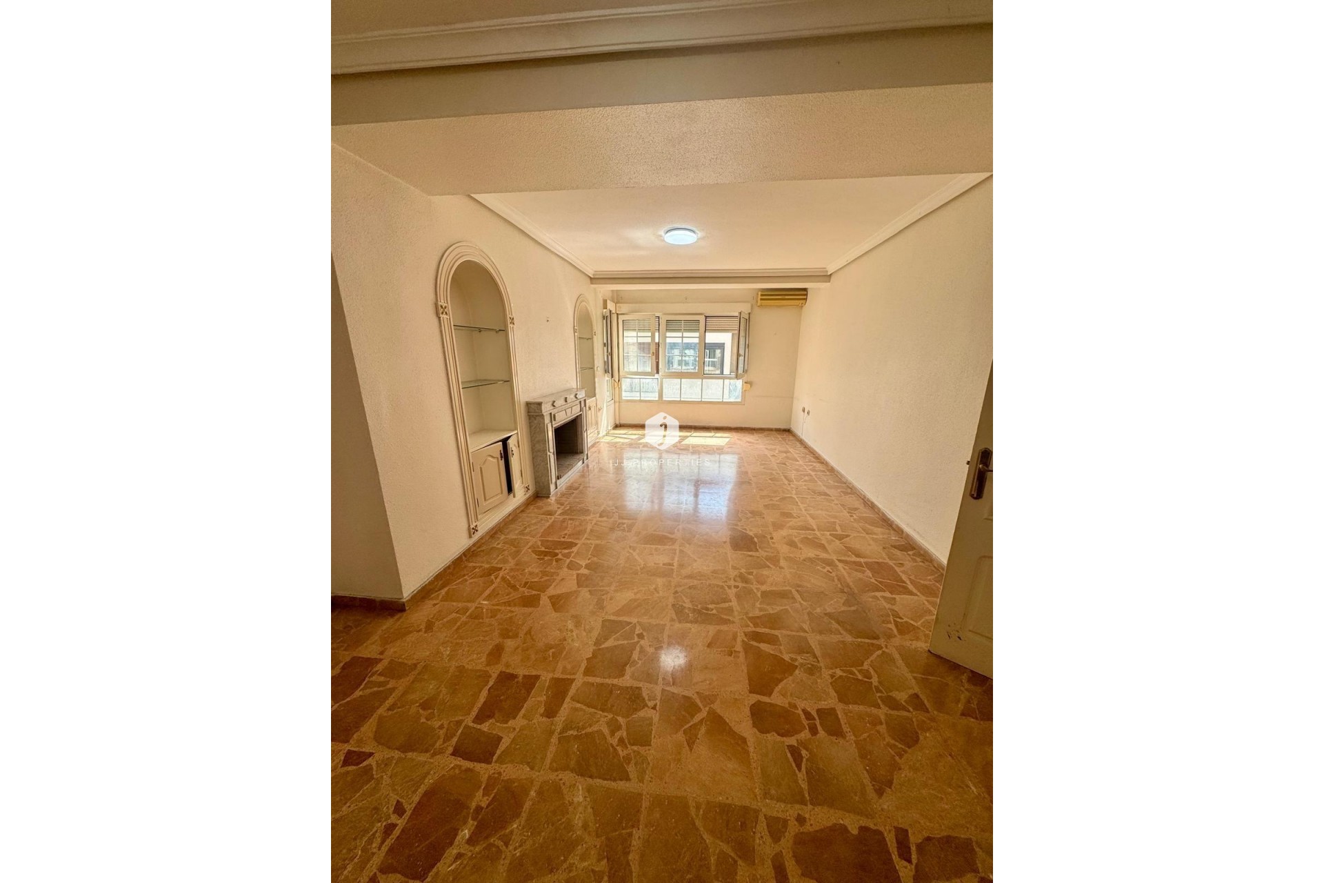 Resale - Apartment / flat -
Torrevieja - Centro