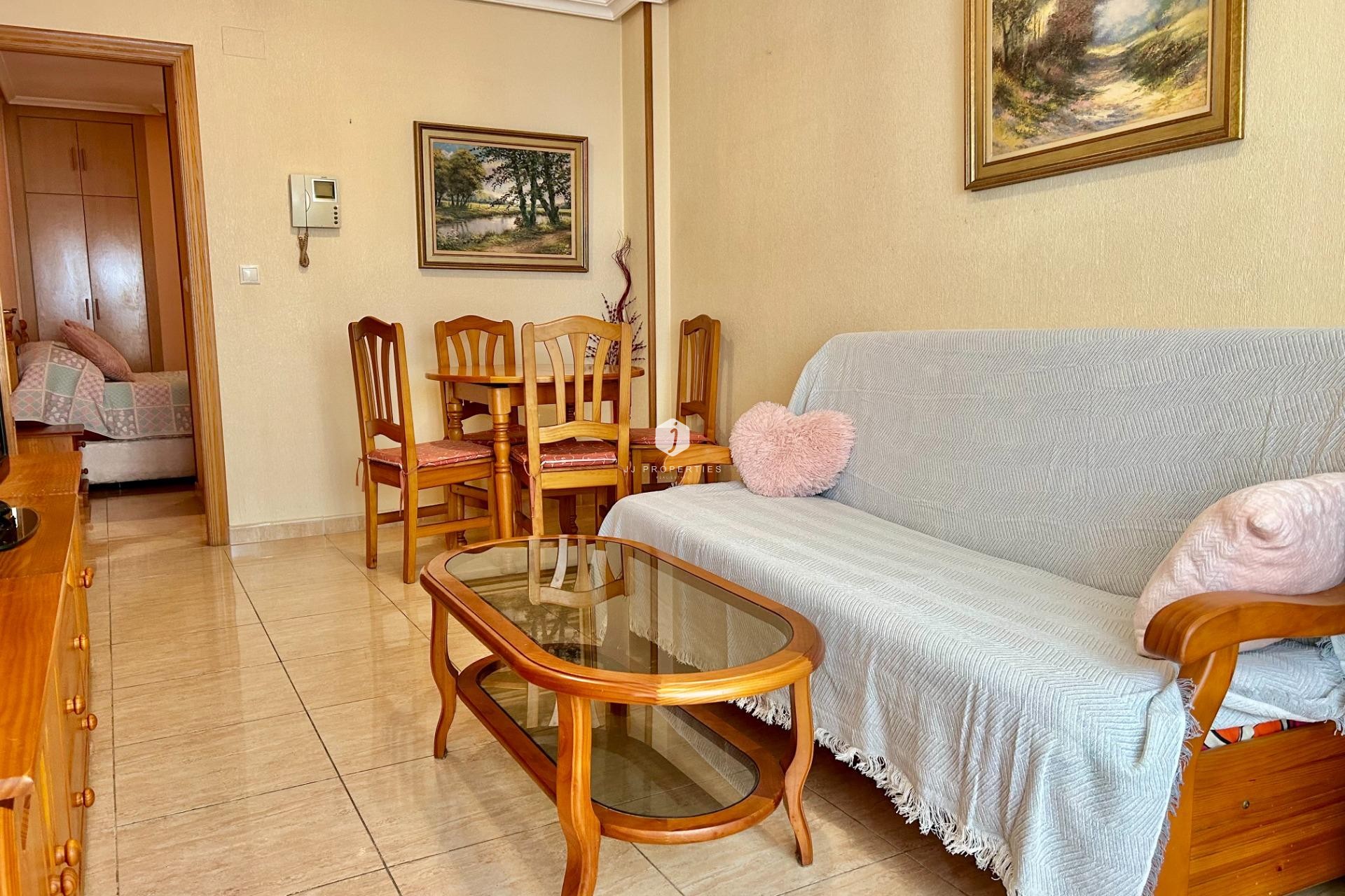 Resale - Apartment / flat -
Torrevieja - Centro