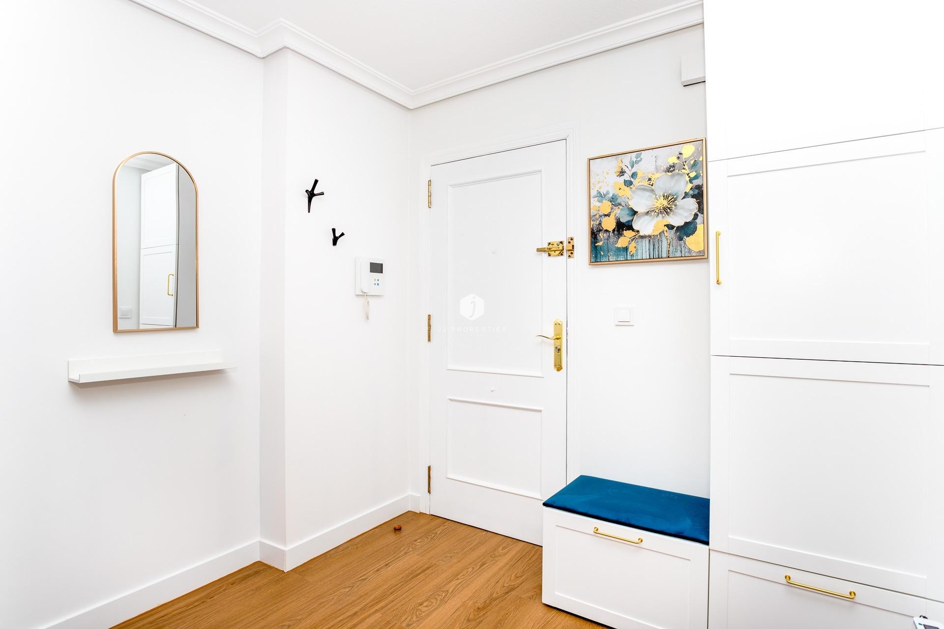 Resale - Apartment / flat -
Torrevieja - Centro