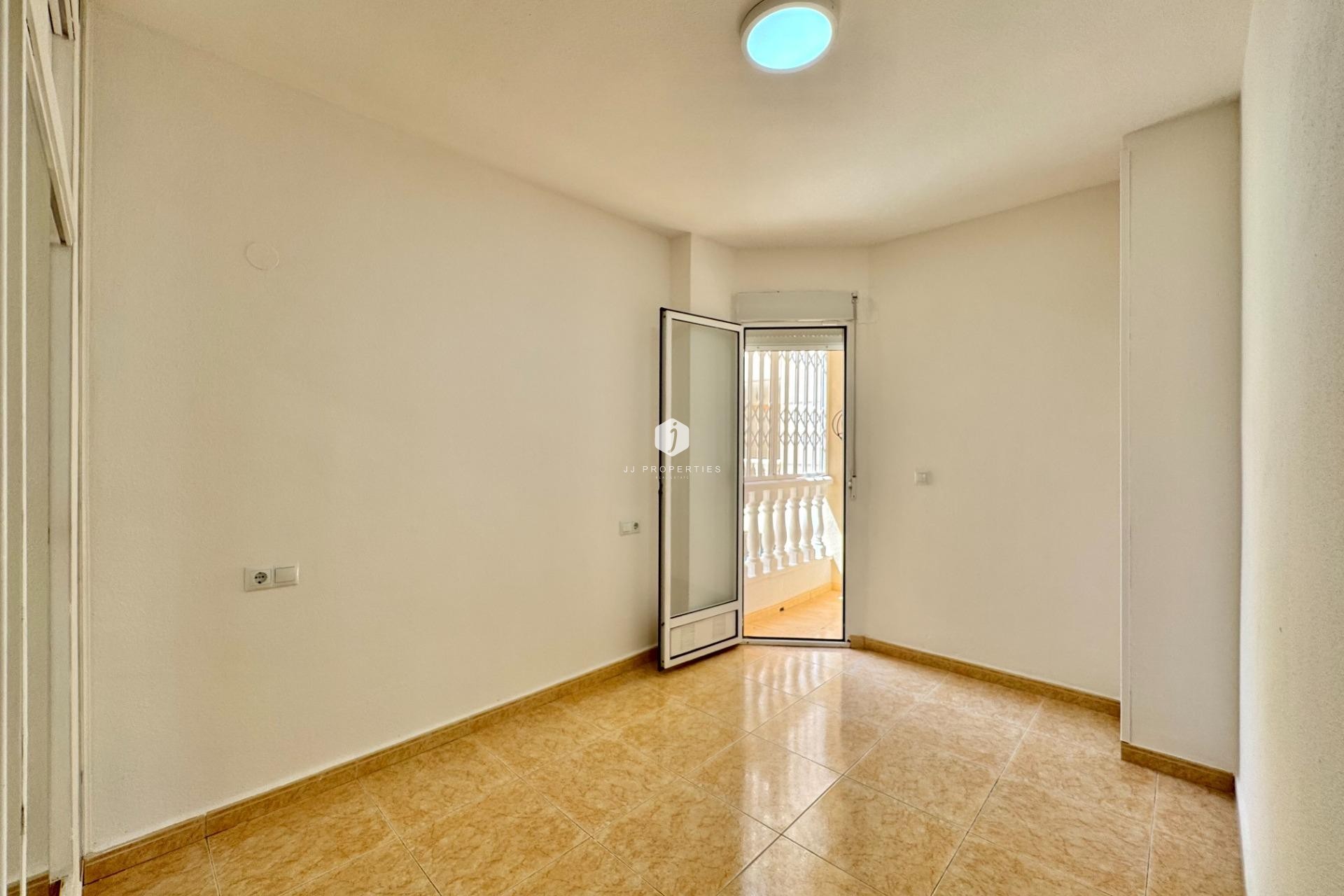 Resale - Apartment / flat -
Torrevieja - Centro